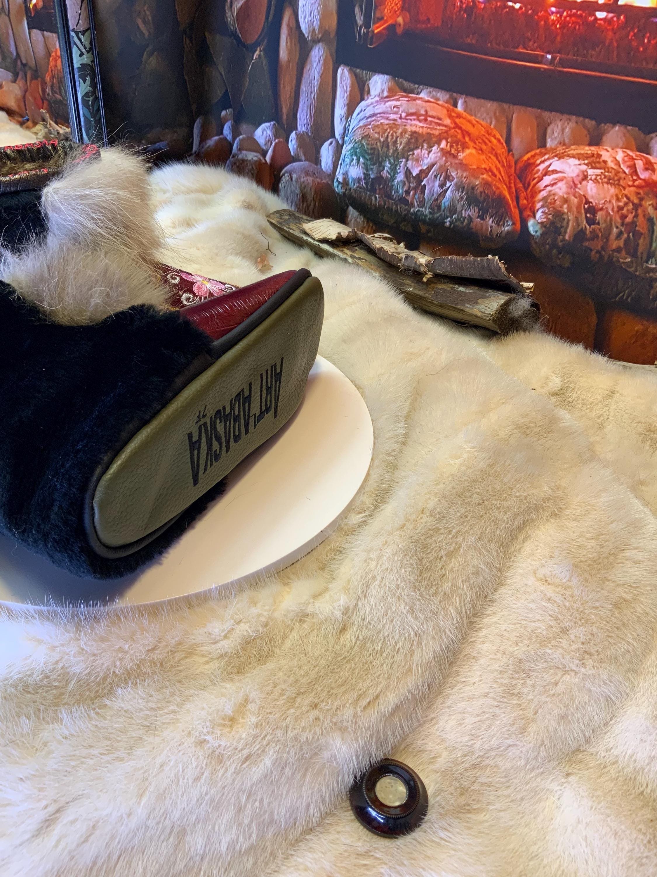 Mocassins d’intérieur Adèle – 7 femme – cuir d’anguille brodé mandala rose-blanc-or, fourrure recyclée & semelle verte kaki, faits à la main au Québec ✨🌸💚