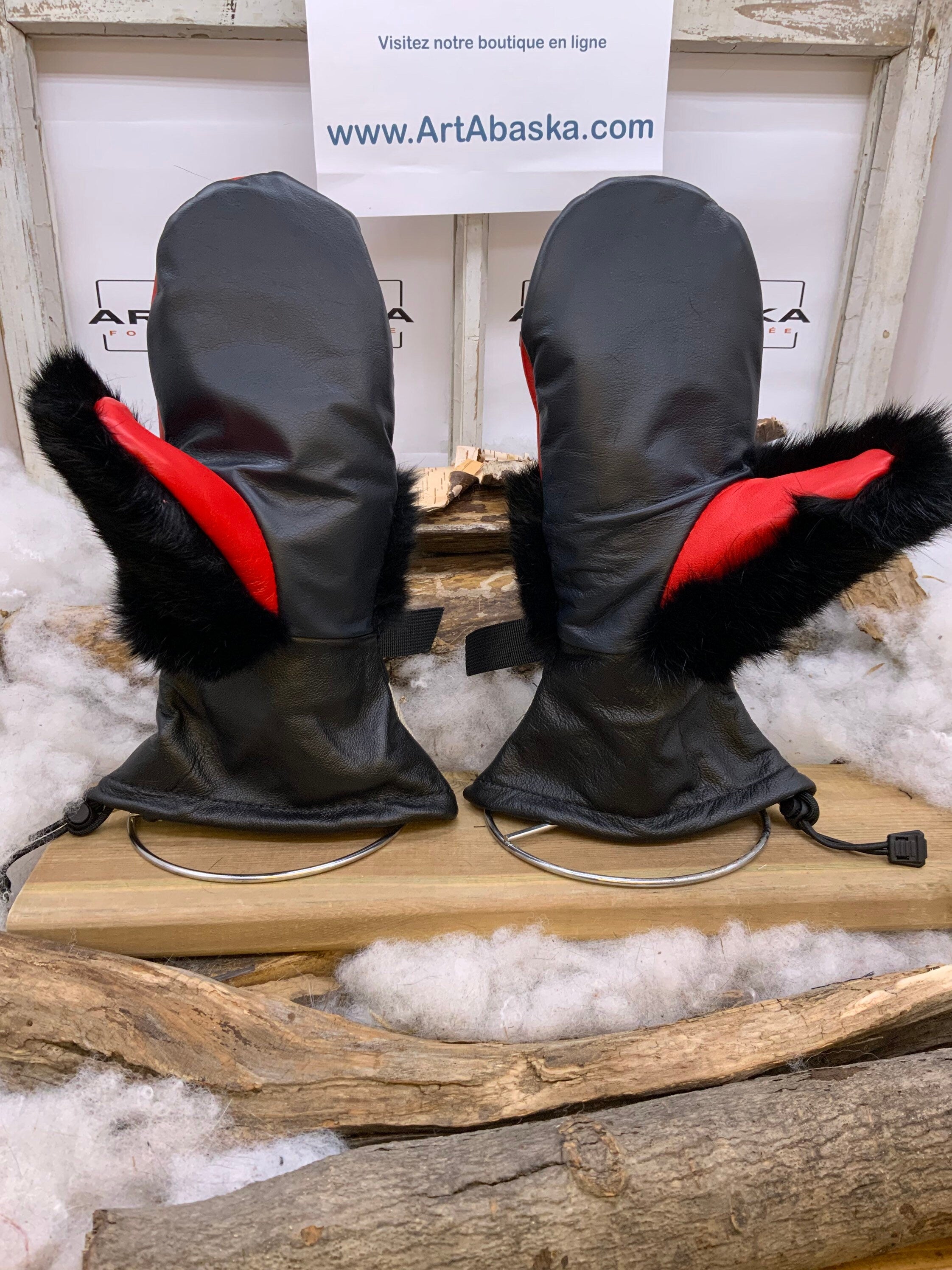 Mitaines Les Lucie – Médium – Édition Spéciale Mickey – fourrure recyclée lapin noir et cuir rouge embossé – fait à la main Québec
