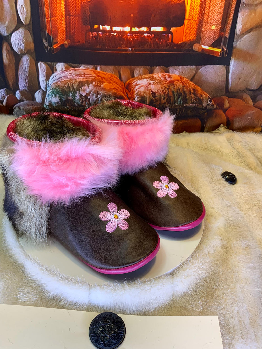 Mocassins d’intérieur Les Rita – 9 femme – cuir italien brun café brodé marguerite rose & fourrures recyclées fait main Québec