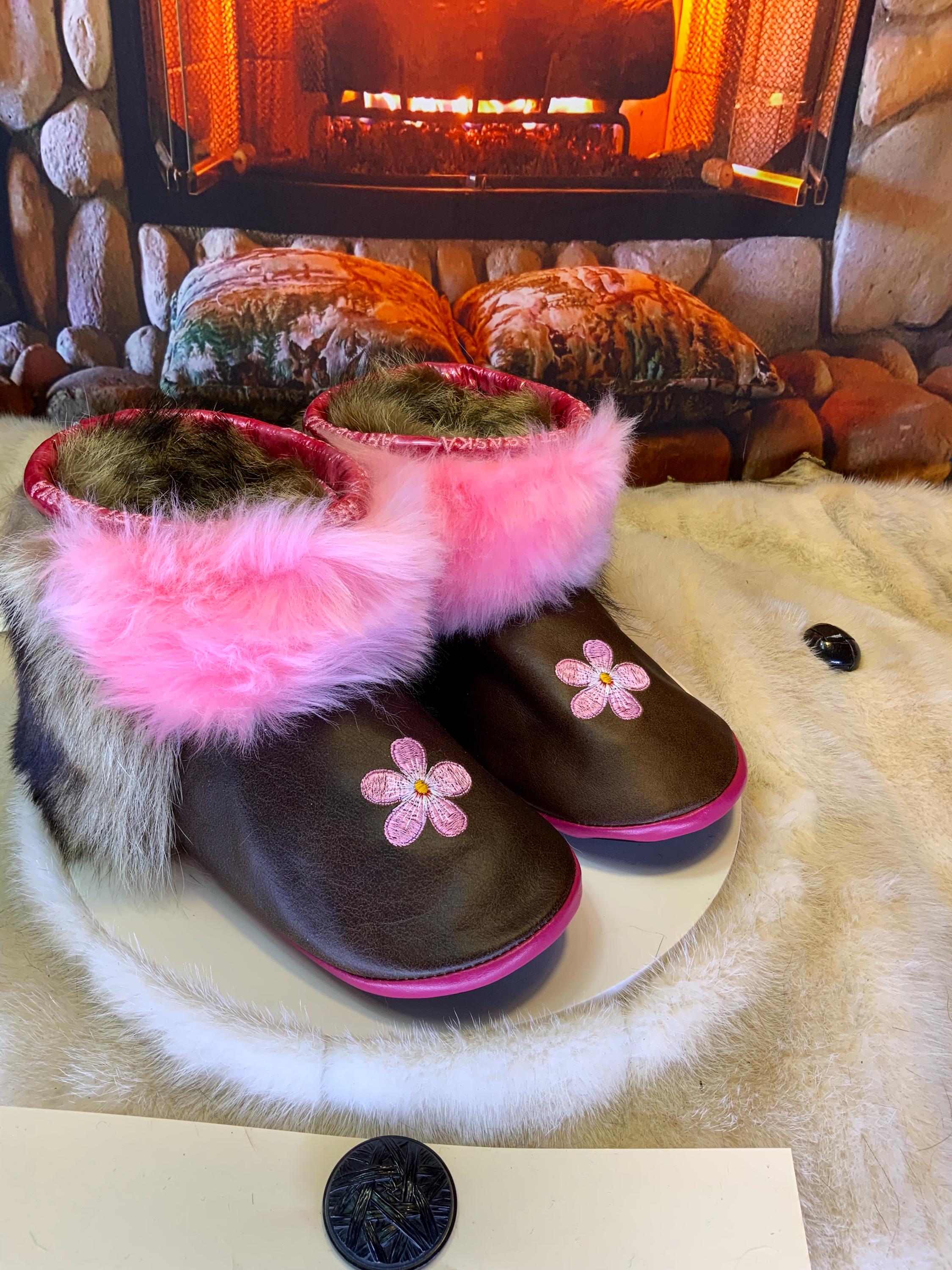 Mocassins d’intérieur Les Rita – 9 femme – cuir italien brun café brodé marguerite rose & fourrures recyclées fait main Québec