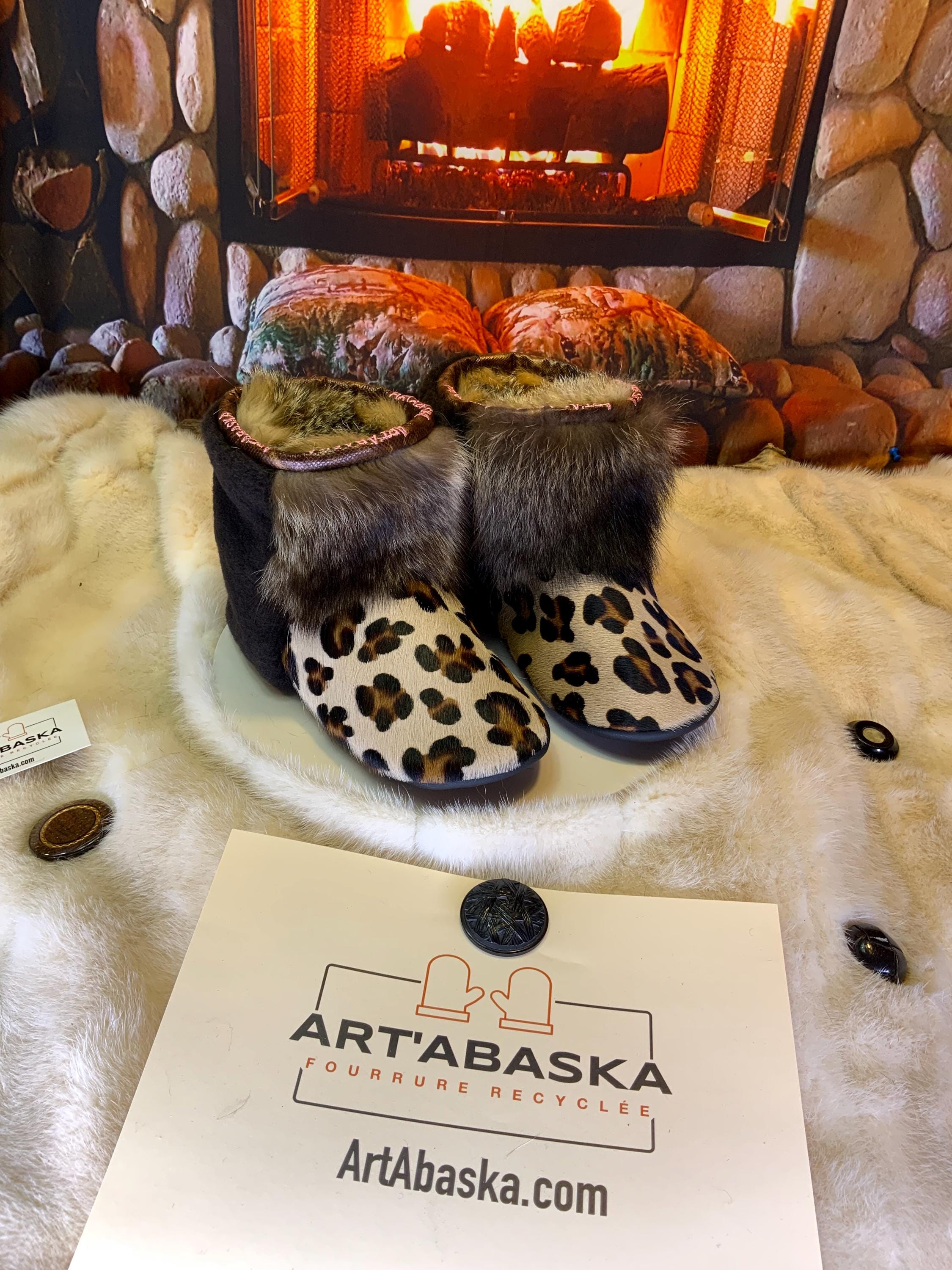 Mocassins d’intérieur Jacqueline 7 femme, cuir léopard, raton recyclé & mouton chocolat, faits à la main au Québec ✨🐆🤎