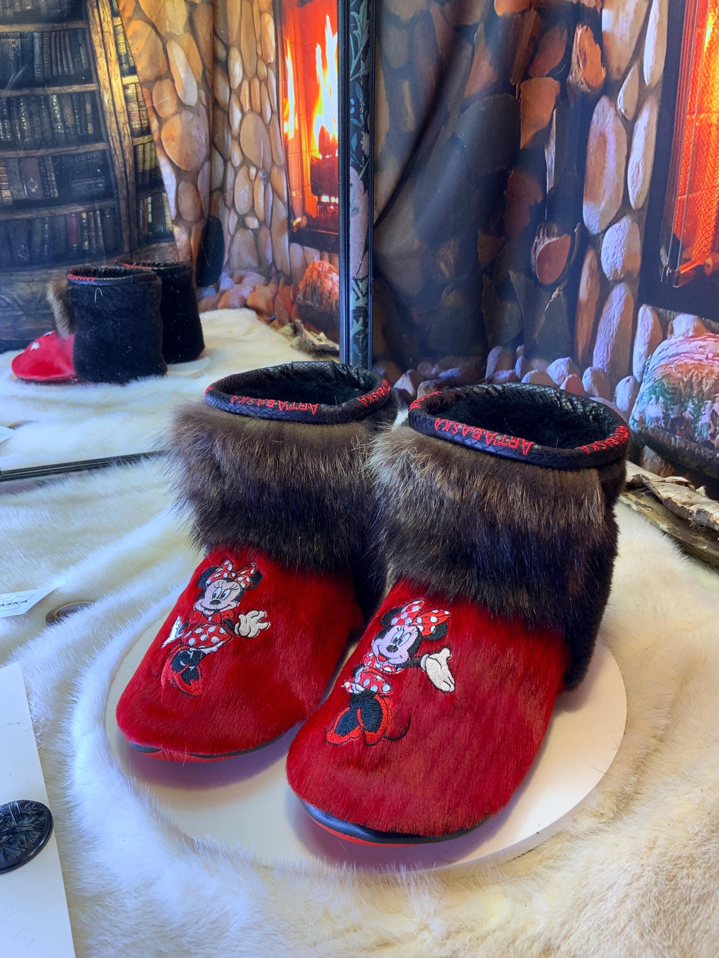 Mocassins d’intérieur Yvonne 8 femme, cuir rouge brodé Minnie Mouse, fourrure recyclée, faits à la main au Québec 🎀✨