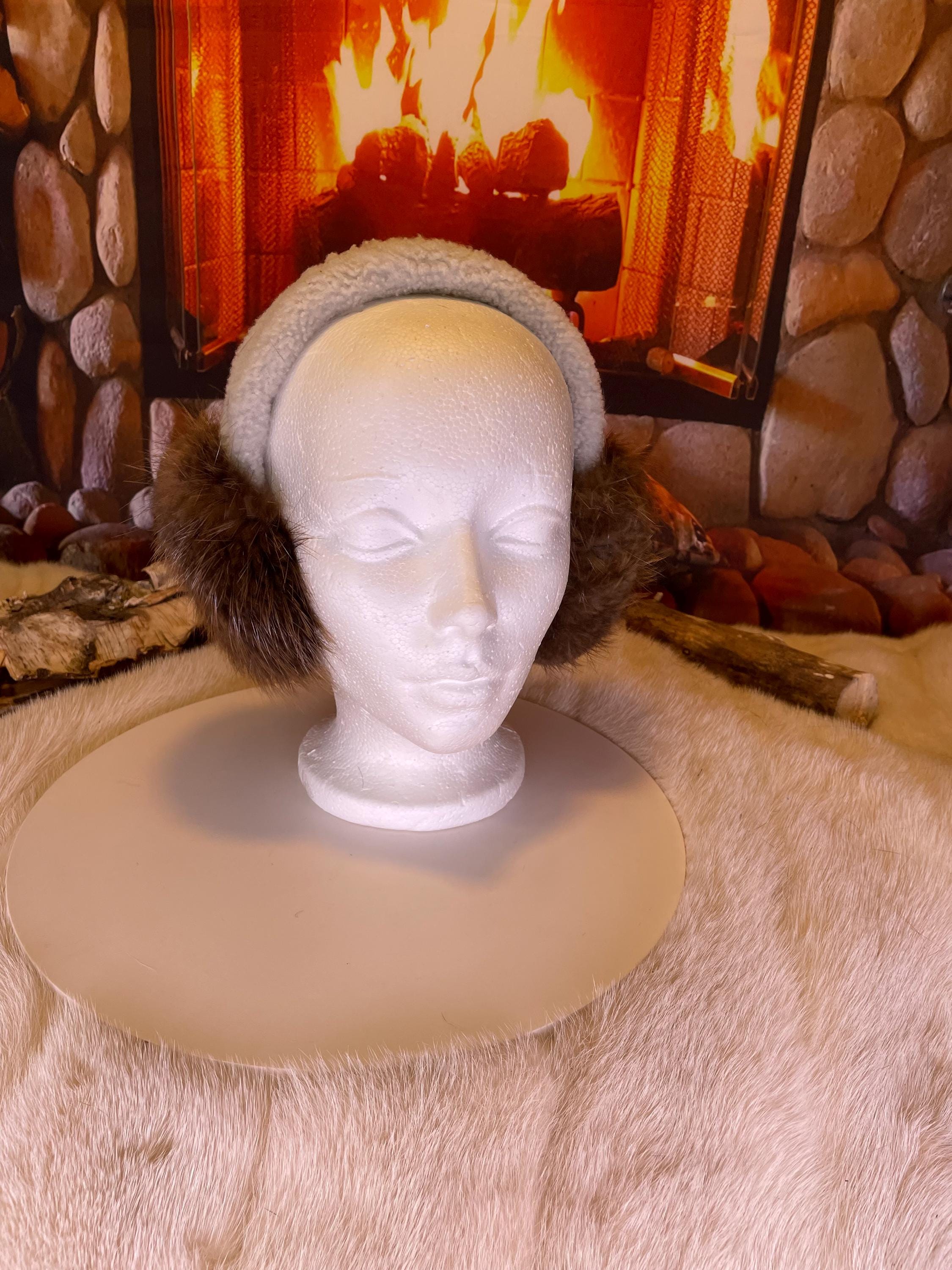 Cache-Oreilles tout en fourrure recyclée édition Castor naturel recyclé et mouton rasé sur la tête  Les Johanne