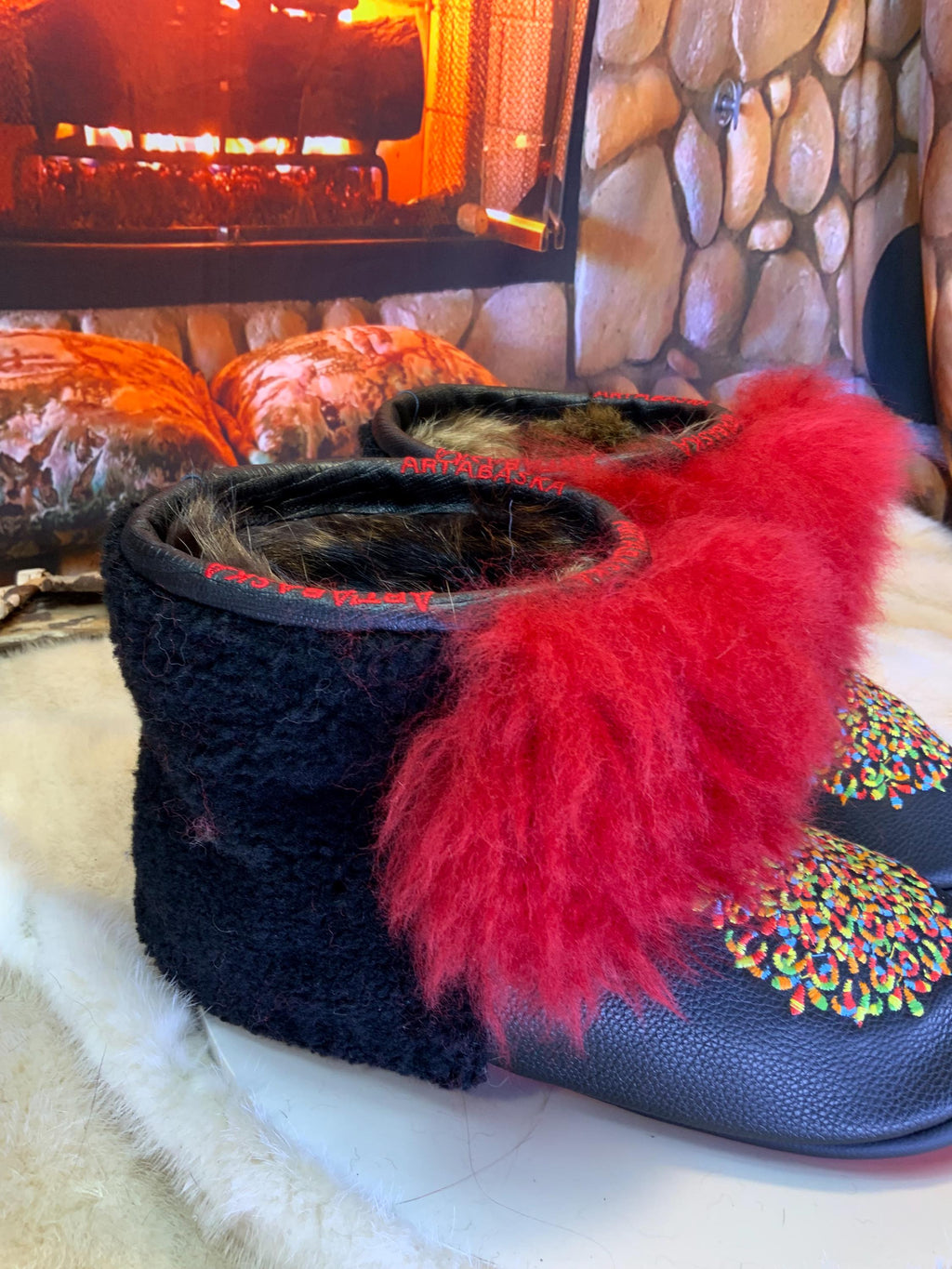 Mocassins d’intérieur Pauline 9 femme, cuir brodé mandala multicolore, fourrure recyclée, faits à la main au Québec ✨🌈❤️