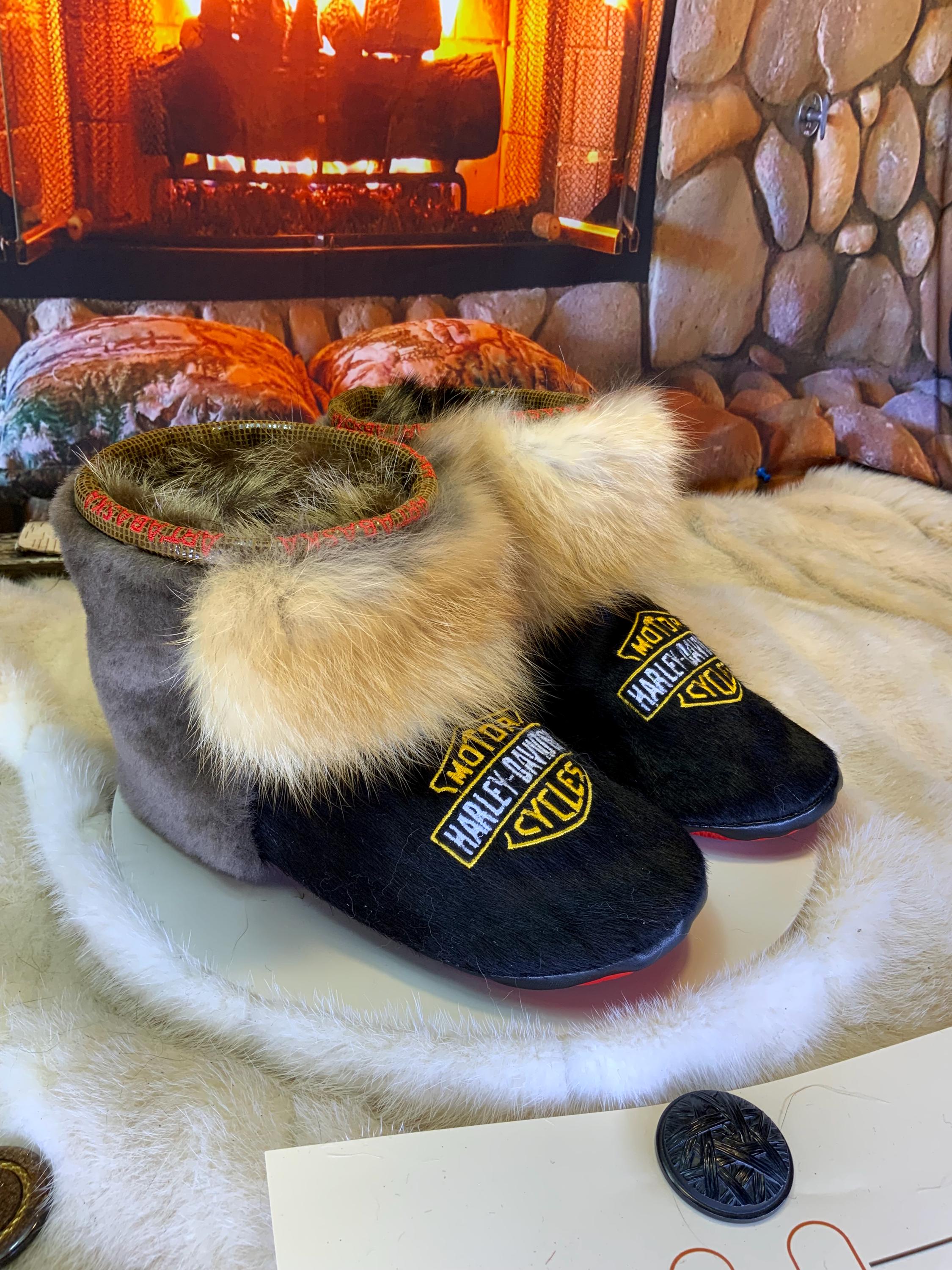 Mocassins d’intérieur Pierrette 8 femme, cuir de vache noire brodé Harley-Davidson, fourrure recyclée, faits à la main au Québec 🏍️✨