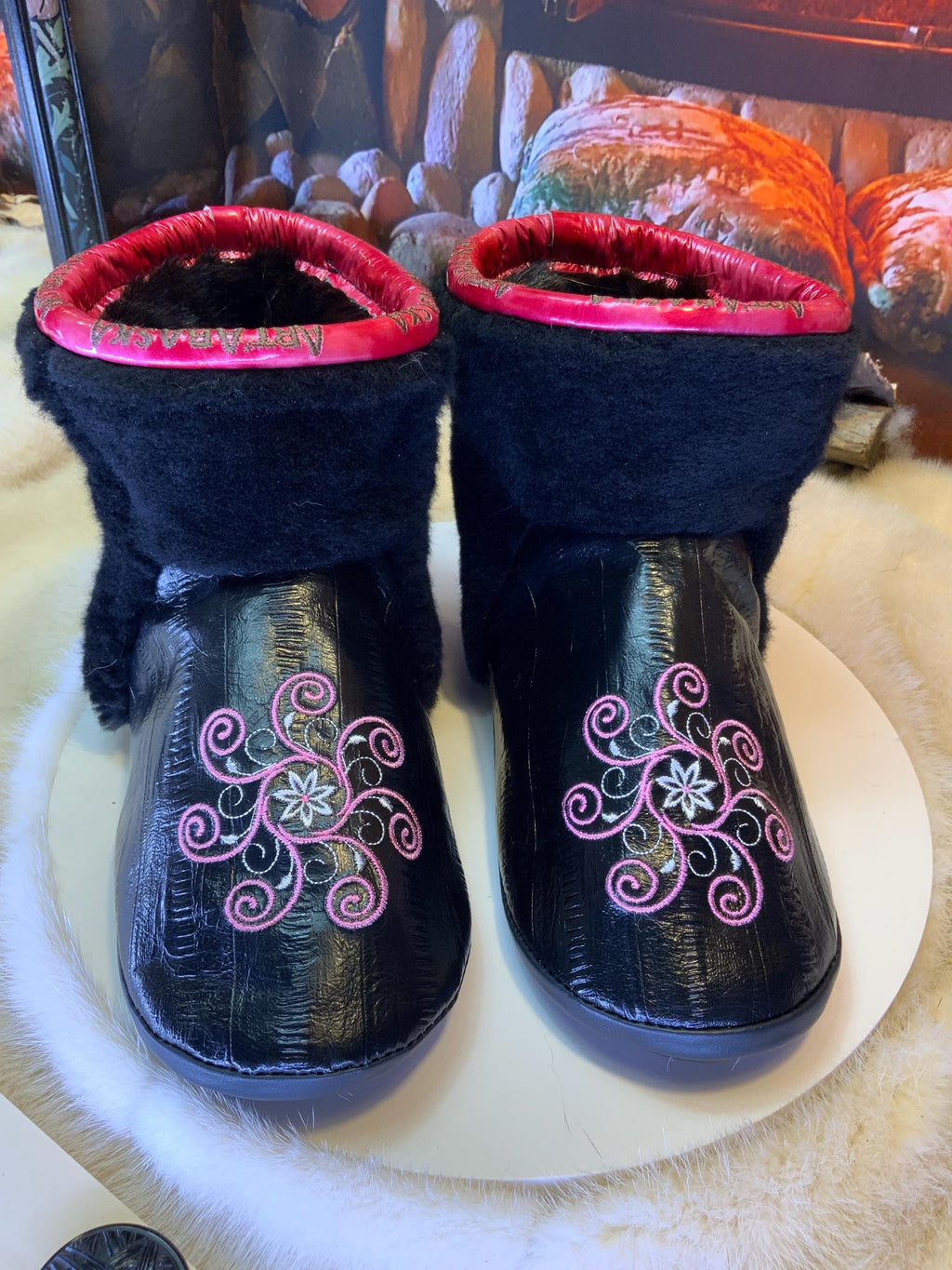 Mocassins d’intérieur Hélène – 8 femme – cuir d’anguille noir brodé mandala rose-blanc, fourrure recyclée & semelle noire, faits à la main au Québec ✨🌸