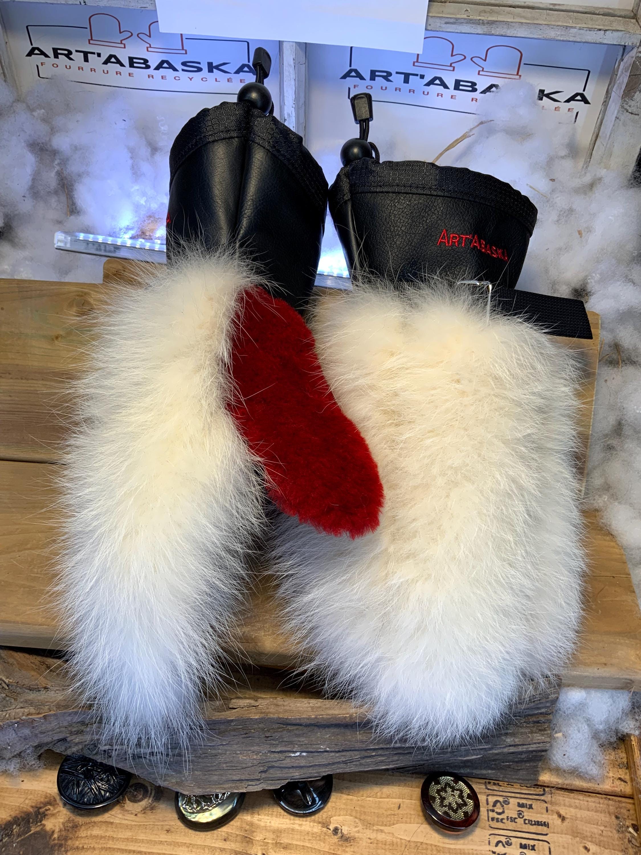 Mitaines Berthe Medium – renard norvégien blanc recyclé & mouton rasé rouge, cuir italien noir, fait à la main, Québec