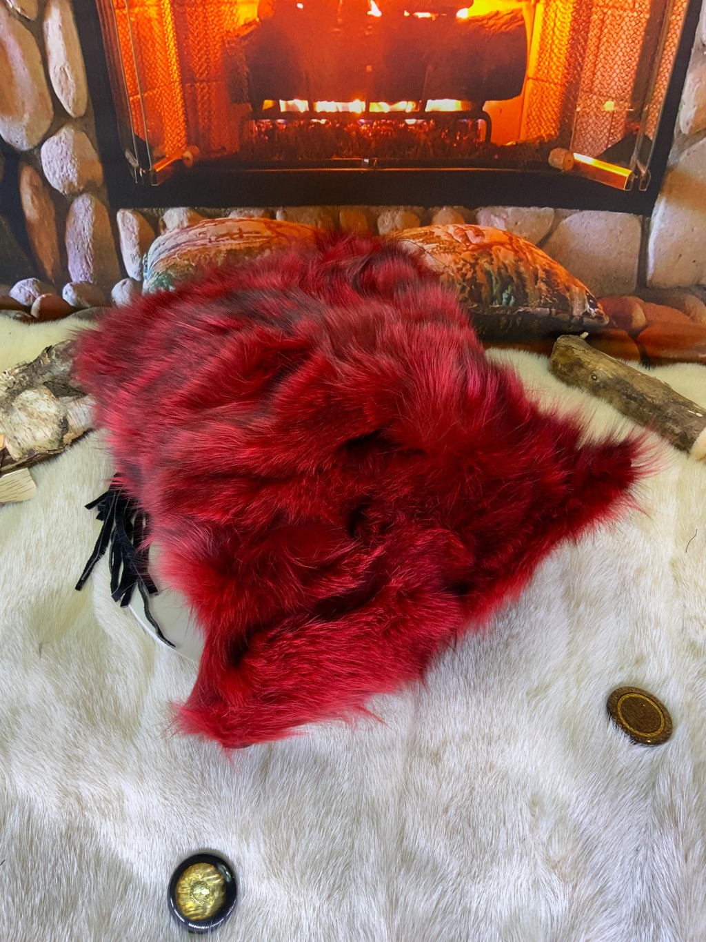 Coussin décoratif en fourrure recyclée en renard recyclé cousus en lanières style patchwork rouge