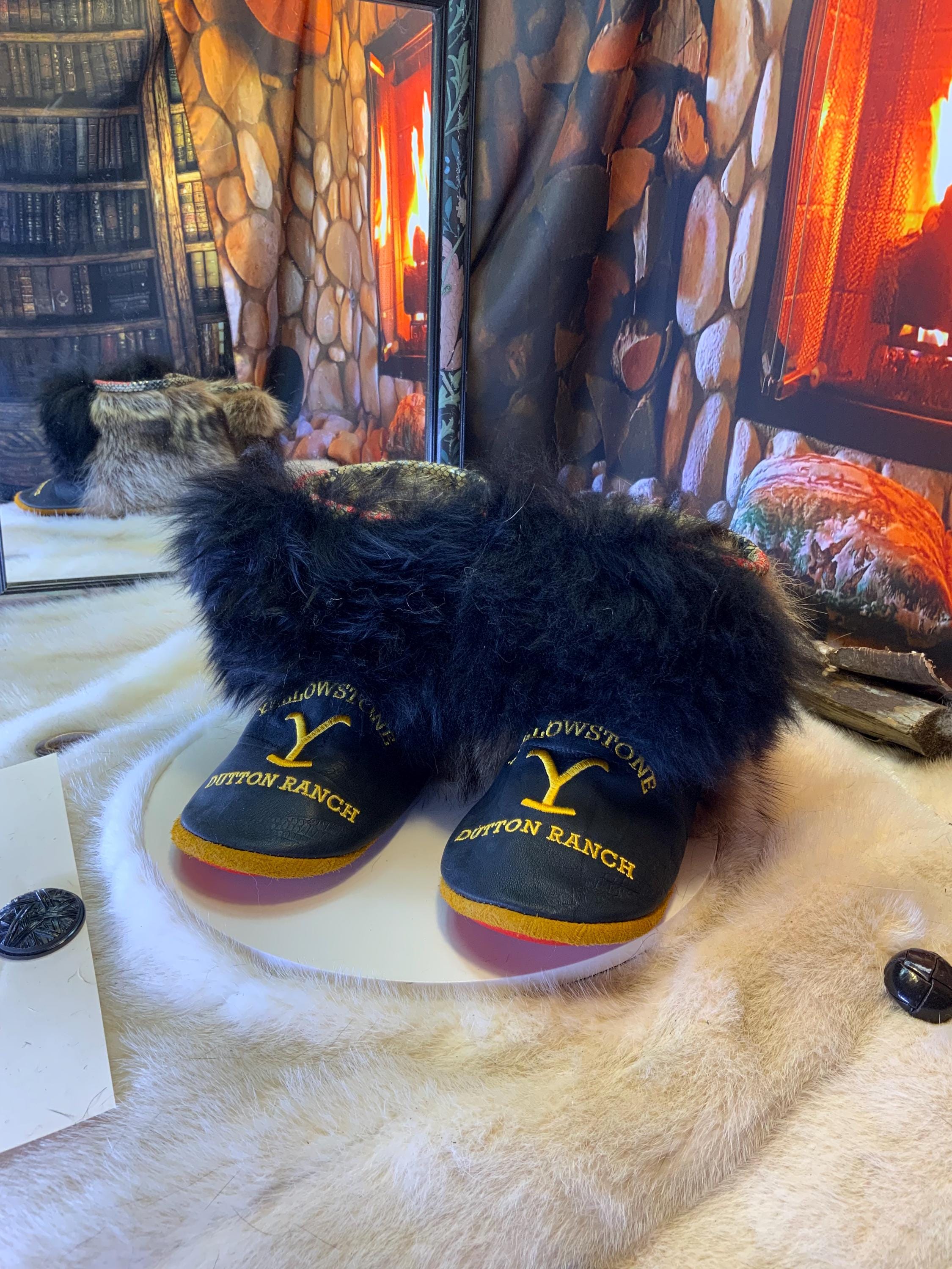 Mocassins d’intérieur Marceline – 8 femme – cuir italien noir brodé logo Yellowstone & touffe de mouton noire, faits à la main au Québec, pièce unique Art’Abaska ✨