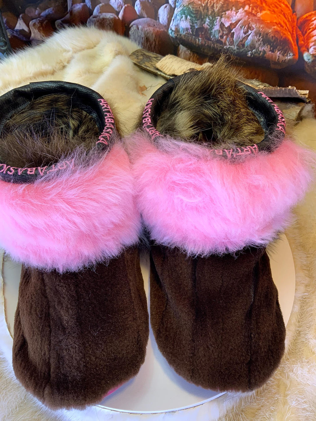 Mocassins d’intérieur Moniques 9 femme toute fourrure rose mouton vison raton recyclés cuir noir broderie ArtAbaska Québec