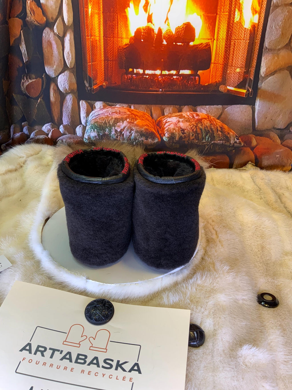 Mocassins d’intérieur Micheline 8 femme, mouton rouge vif, chat sauvage recyclé et cuir serpent, faits à la main au Québec ❤️✨