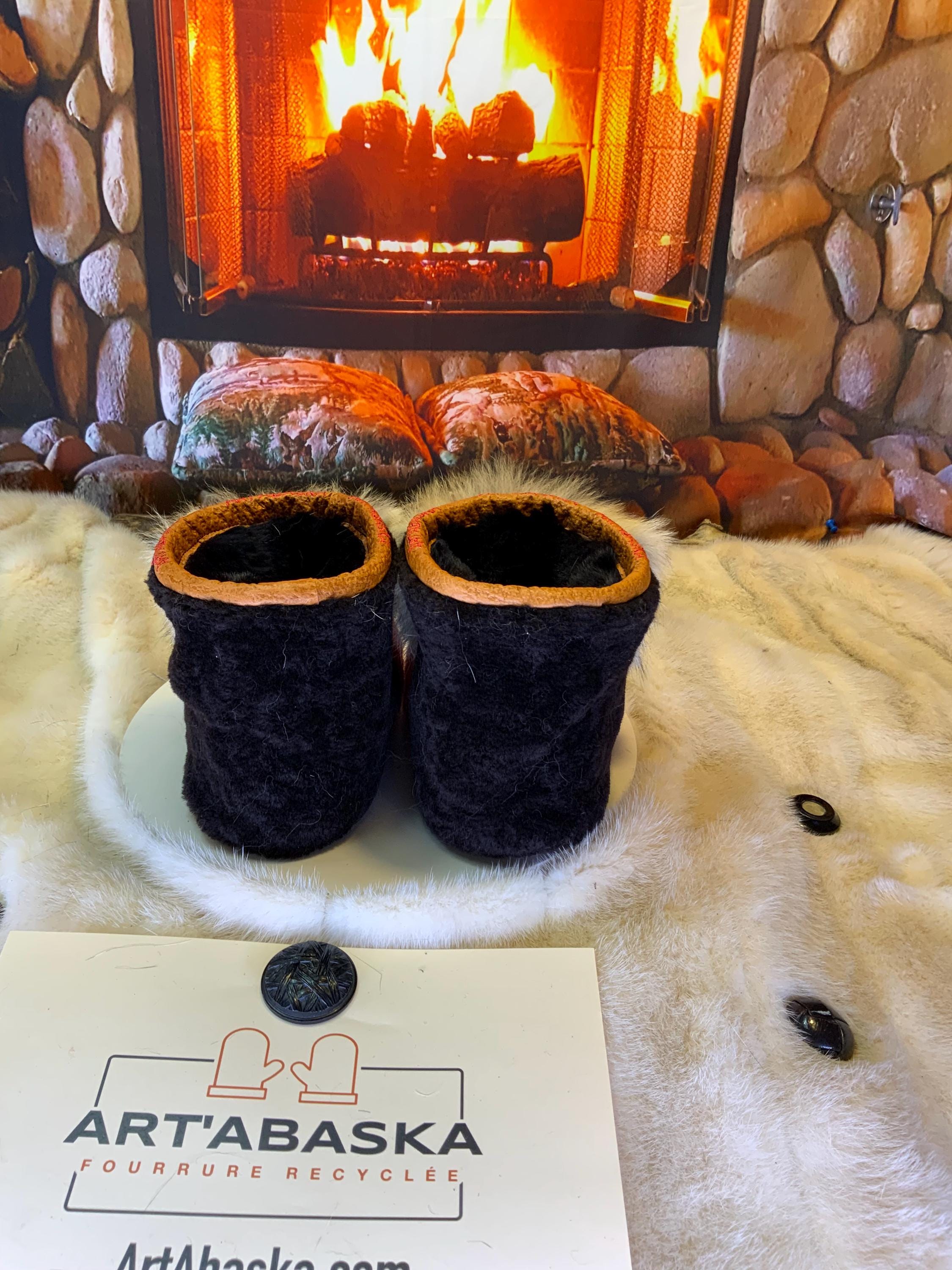 Mocassins d’intérieur Mariette – 8 femme – édition tout en fourrure recyclée en mouton bourgogne, coyote & mouton café, semelle rouge, faits à la main au Québec ✨❤️