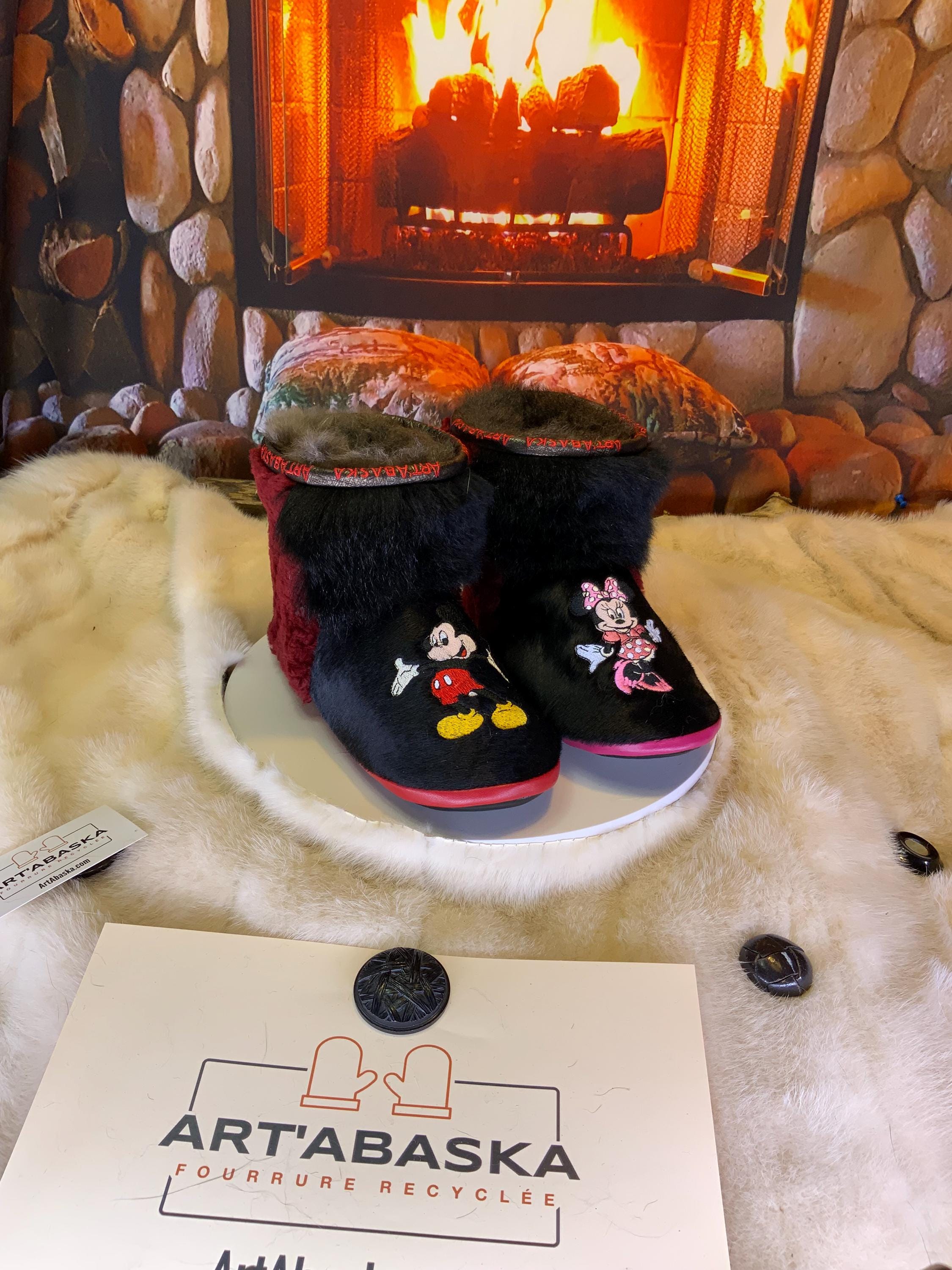 Mocassins d’intérieur Rachel 8 femme, Mickey & Minnie brodés, opossum recyclé, faits à la main au Québec 🎀🐭✨
