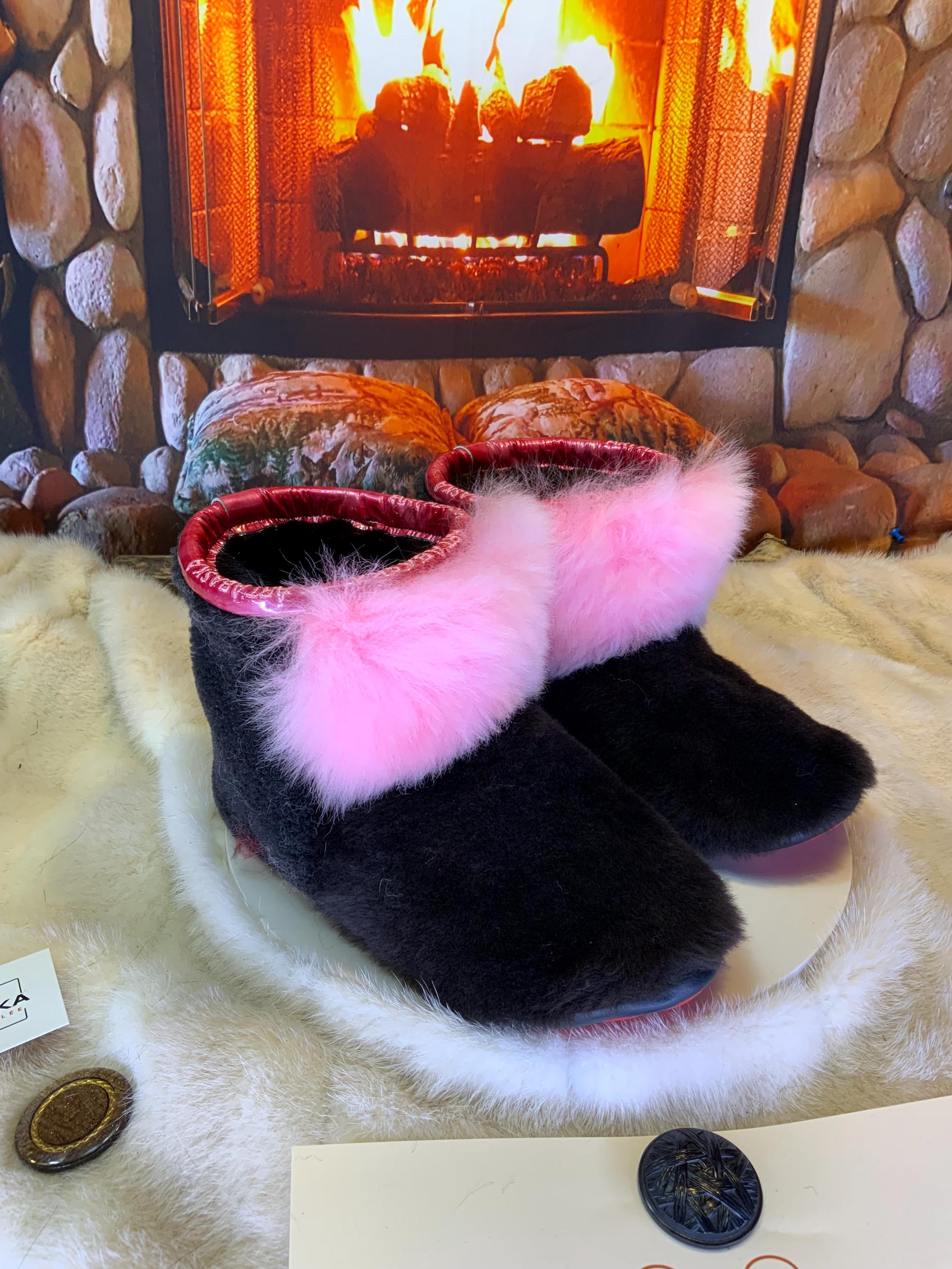 Mocassins d’intérieur Françoise – 8 femme – édition toute fourrure en mouton recyclé rose, brun café & charcoal, semelle rouge, faits à la main au Québec ✨💗❤️