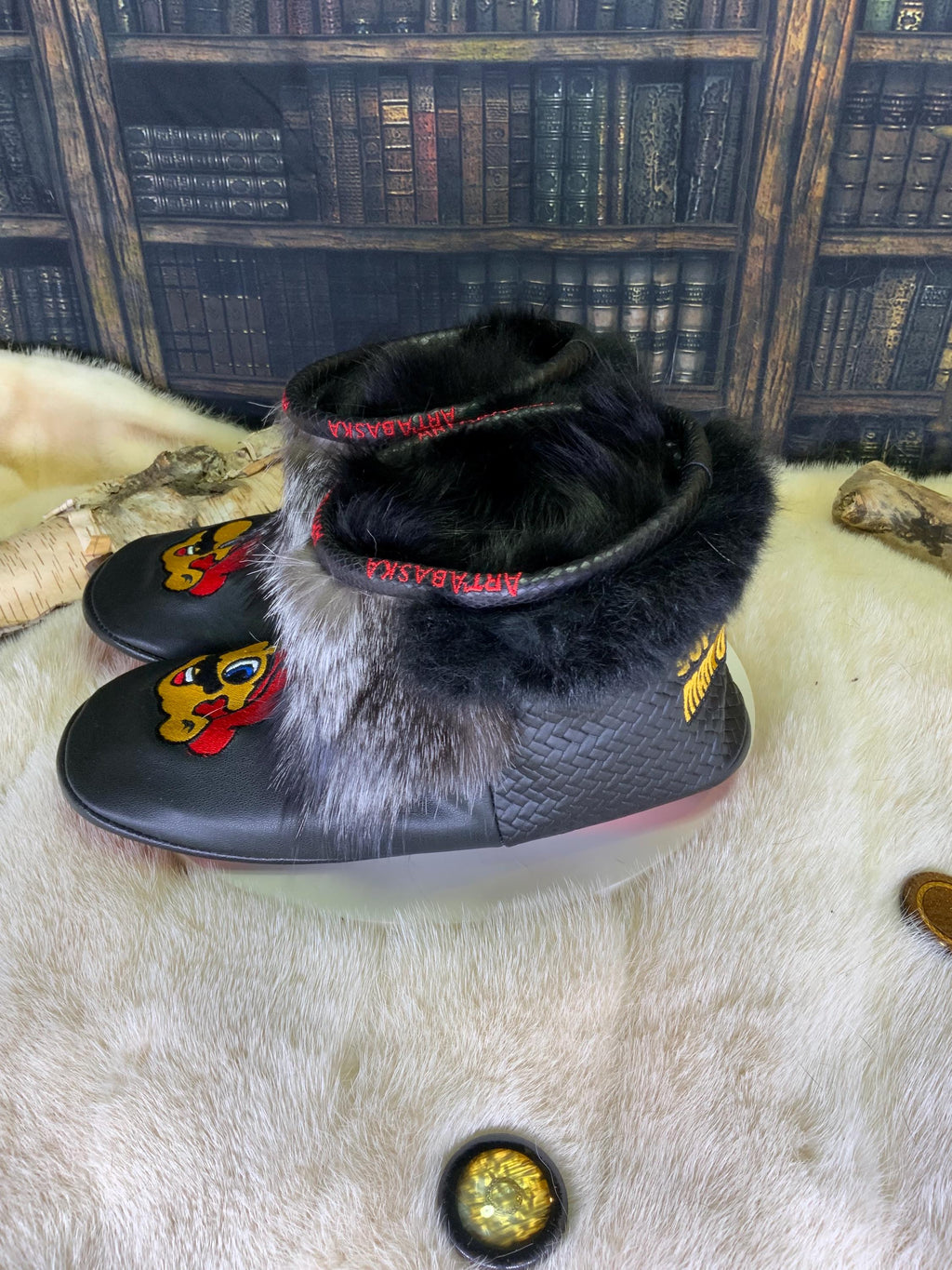 Mocassin d’intérieur homme Les Berthe – pointure 11 – édition Mario Bross – fourrure recyclée  patchwork renard – fait à la main au Québec