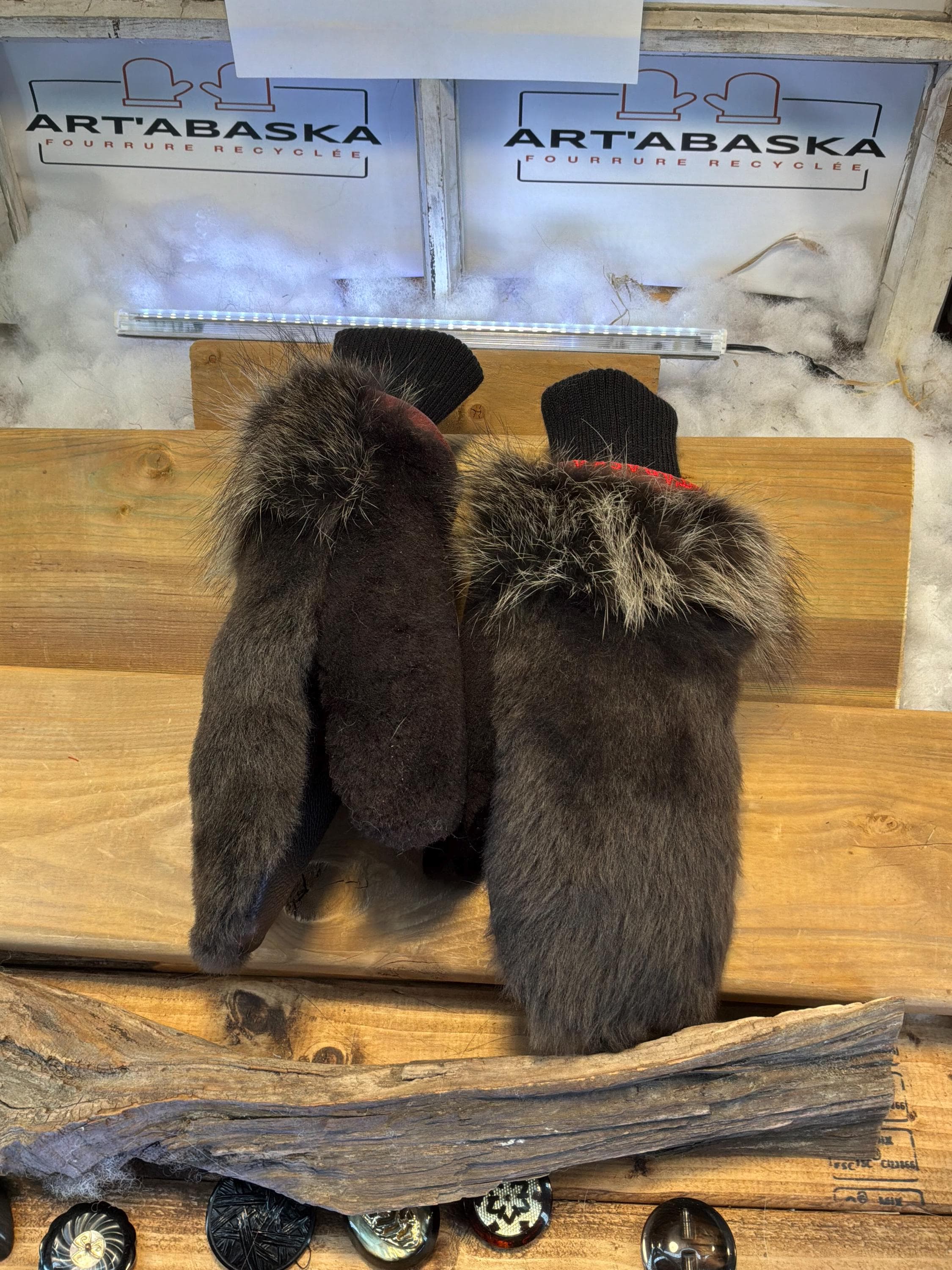 Mitaines de ville Medium Suzanne en fourrure recyclée – Faites à la main au Québec – Légères, élégantes, confort urbain – ArtAbaska