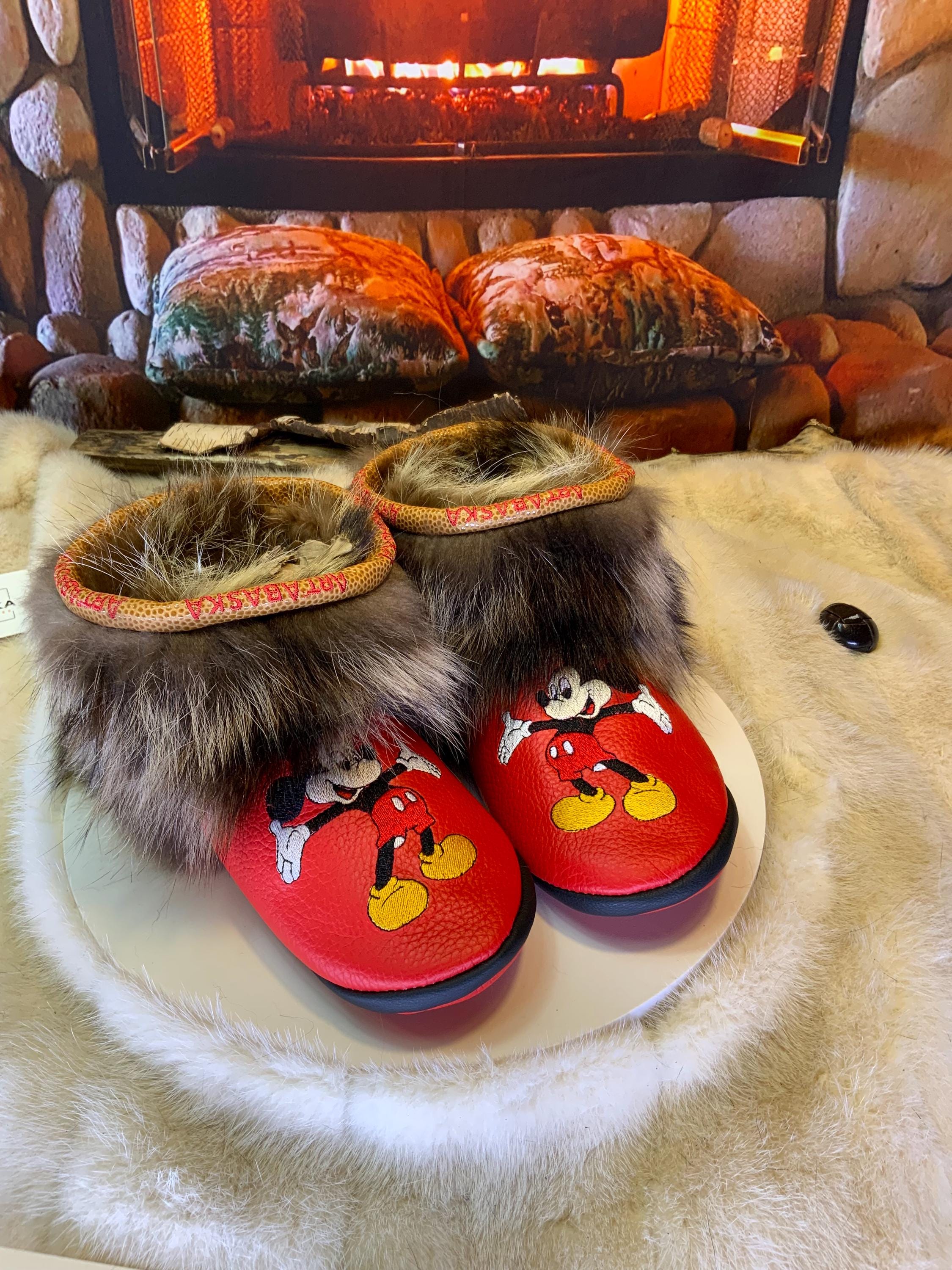 Mocassins d’intérieur Margot – 6 femme – cuir italien recyclé rouge vif brodé Mickey Mouse en miroir, édition artistique unique ✨❤️