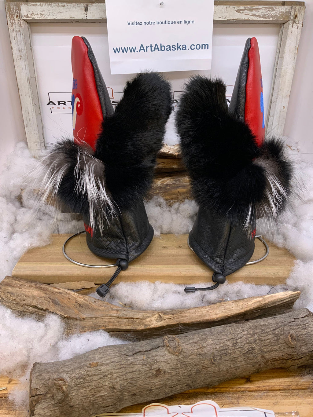 Mitaines Danielle Expos de Montréal cuir rouge et noir brodé renard patchwork recyclé fait à la main Québec artisanal unique