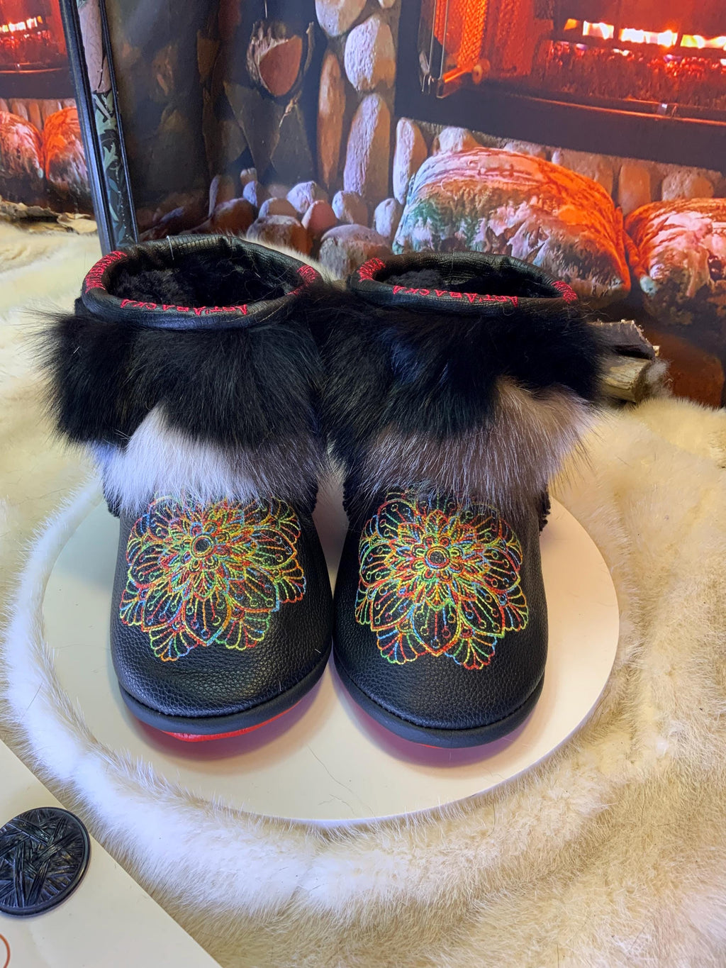 Mocassins d’intérieur Judith – 7 femme – cuir italien noir brodé mandala coloré & patchwork de renards recyclés, pièce unique du Québec 🎨✨