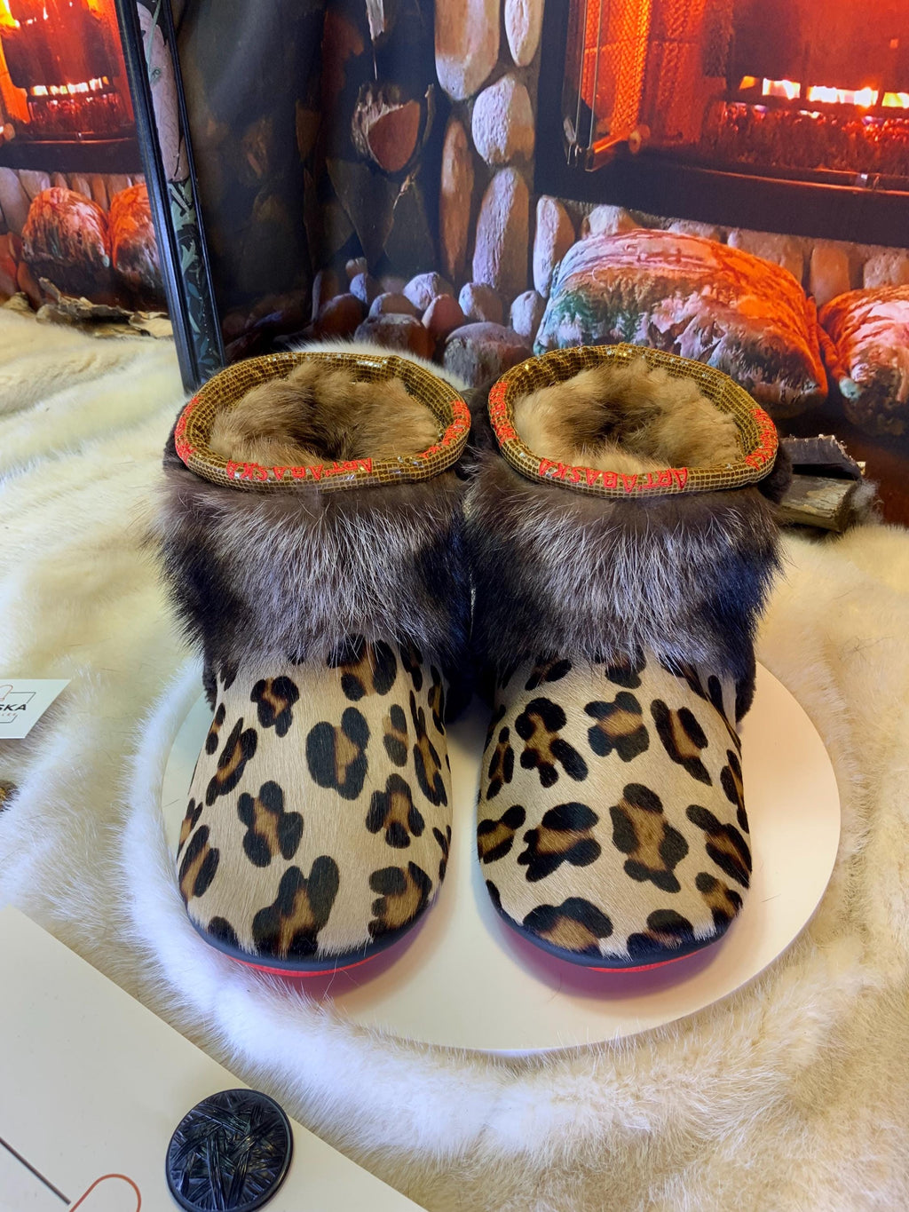 Mocassins d’intérieur Angelle – 9 femme – cuir de vache imprimé léopard, raton recyclé & mouton brun café, semelle rouge, faits à la main au Québec ✨🐆❤️