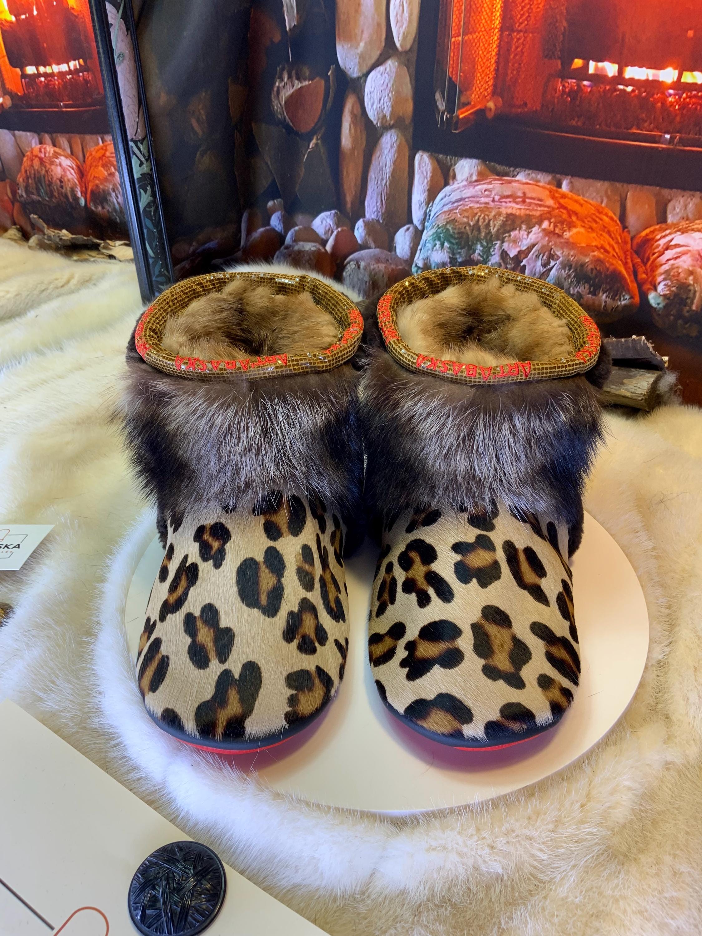 Mocassins d’intérieur Angelle – 9 femme – cuir de vache imprimé léopard, raton recyclé & mouton brun café, semelle rouge, faits à la main au Québec ✨🐆❤️