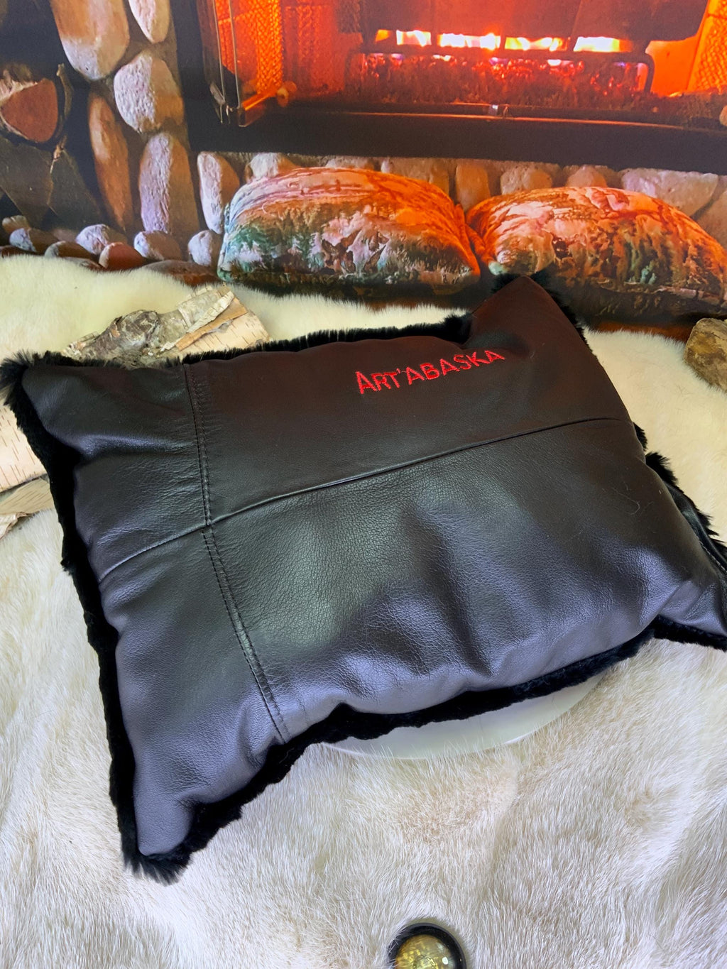 Coussin décoratif en fourrure recyclée en castor rasé noir