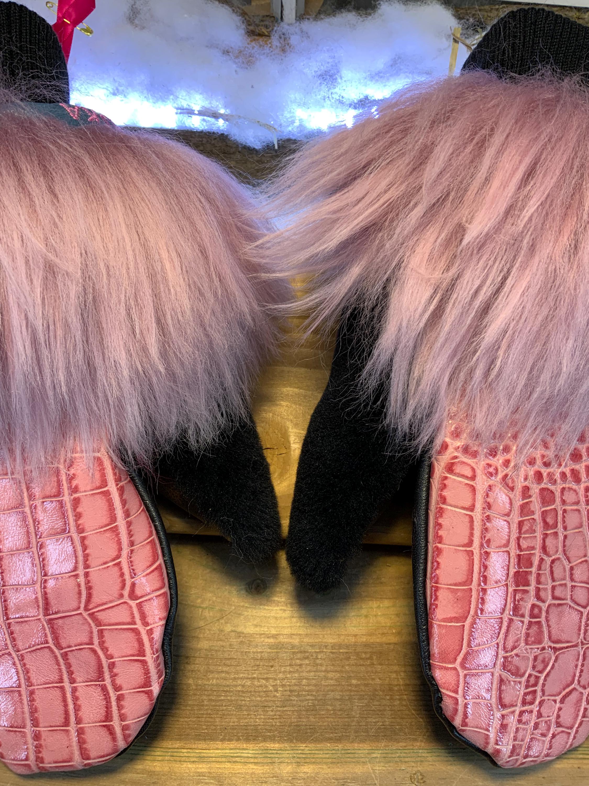Mitaines de ville Irène faites à la main au Québec en fourrure recyclée avec cuir italien texturé rose grandeur Large