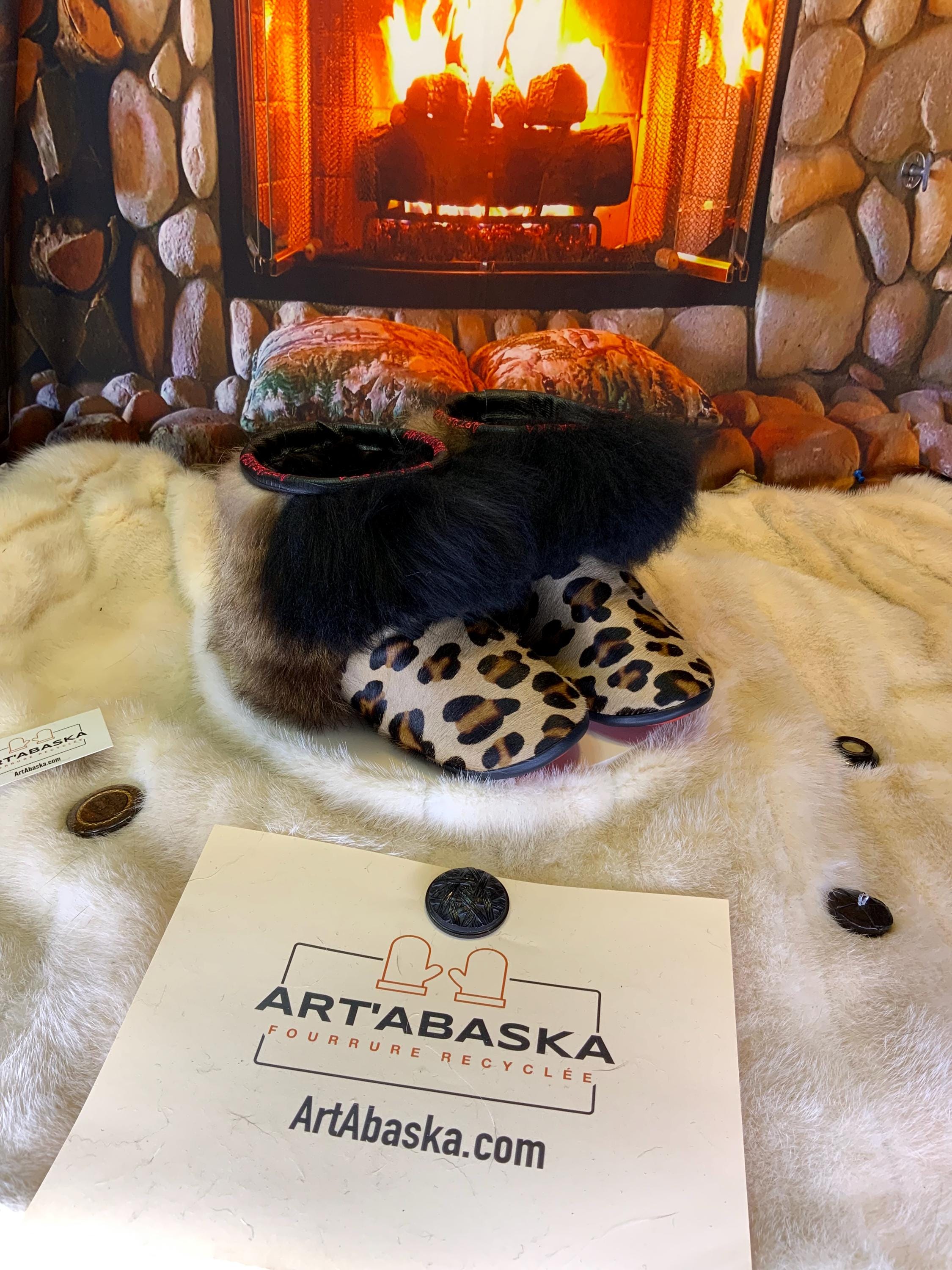 Mocassins d’intérieur Dorice – 8 femme – cuir de vache imprimé léopard, fourrure recyclée & semelle rouge, pièce unique faite à la main au Québec ✨🐆❤️