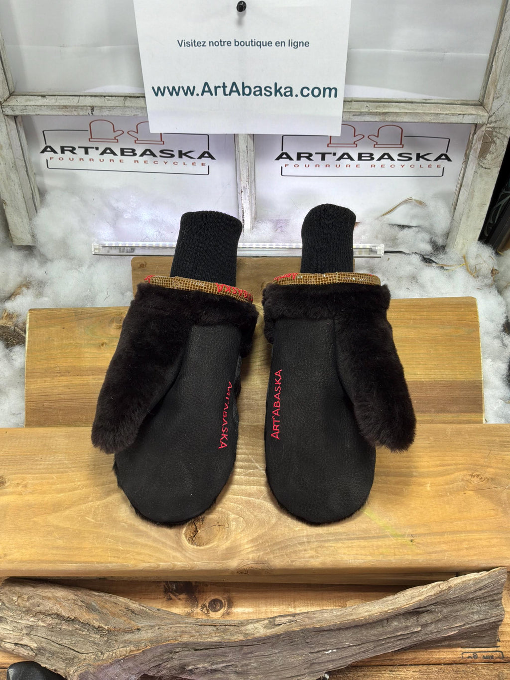 Mitaines de ville Medium Gertrude en fourrure recyclée – Faites à la main au Québec – Légères, élégantes, confort urbain – Édition Brodée