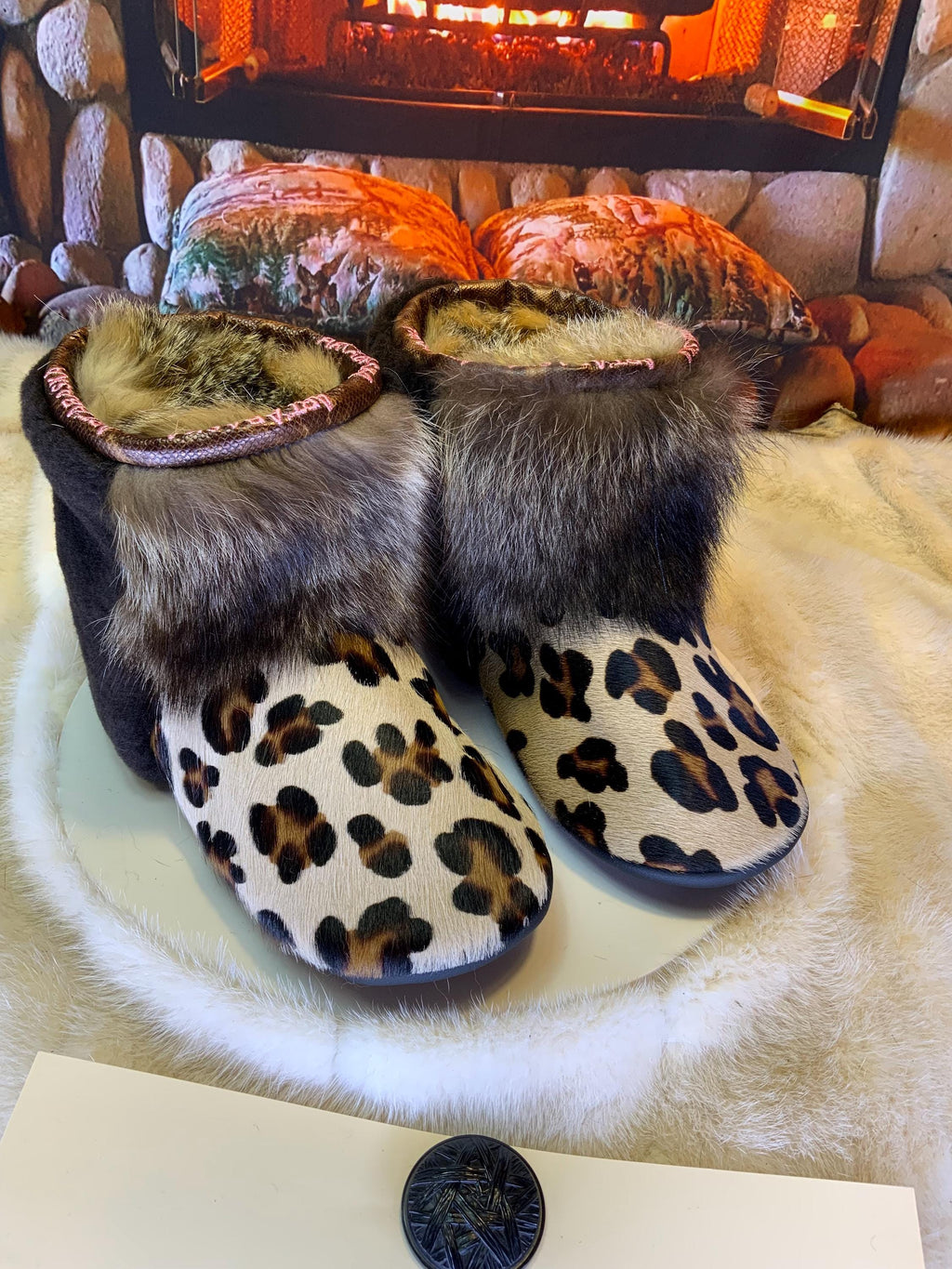 Mocassins d’intérieur Jacqueline 7 femme, cuir léopard, raton recyclé & mouton chocolat, faits à la main au Québec ✨🐆🤎