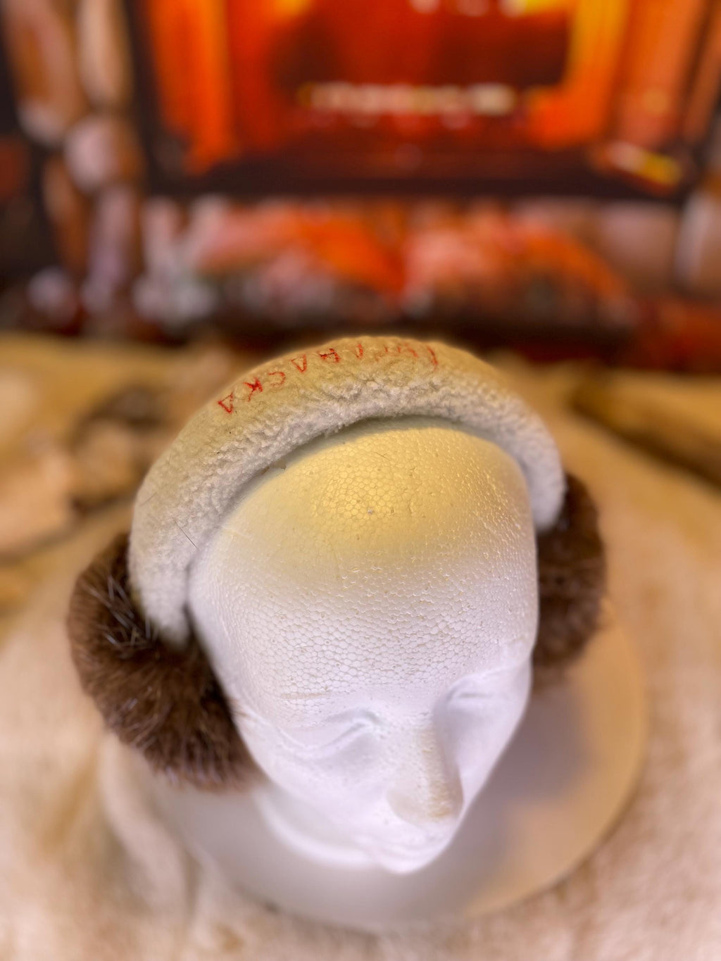 Cache-Oreilles tout en fourrure recyclée édition Castor naturel recyclé et mouton rasé sur la tête  Les Johanne