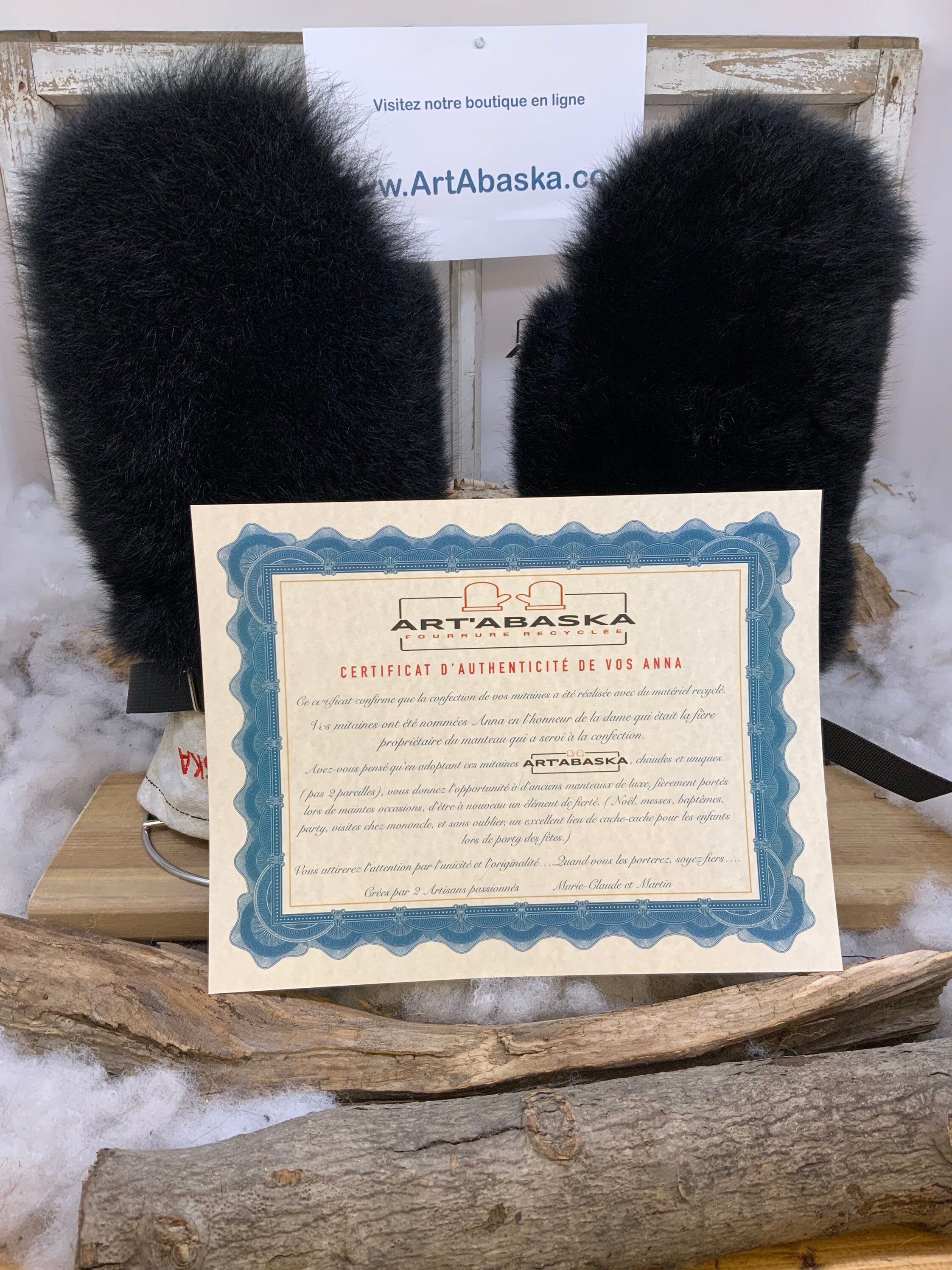 Mitaines Anna Large opossum noir cuir crème embossé serpent bourgogne recyclé broderie rouge ArtAbaska fait main Québec unique artisanale