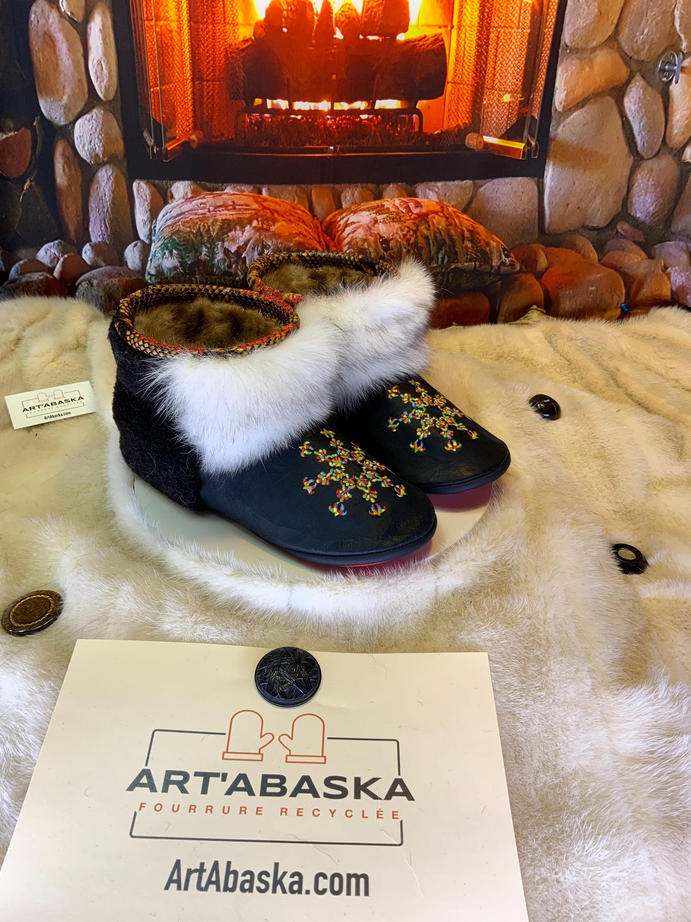 Mocassins d’intérieur Les Lysandre – 10 femme – cuir italien brodé mandala coloré & renard norvégien rare – fait à la main Québec