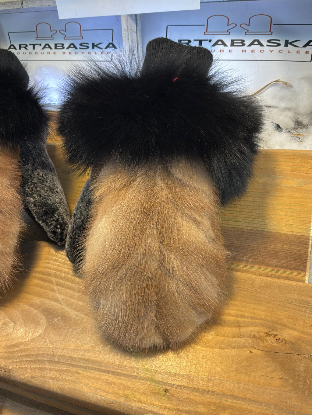 Mitaines de ville Medium Fernande en fourrure recyclée – Faites à la main au Québec – Légères, élégantes, confort urbain – ArtAbaska