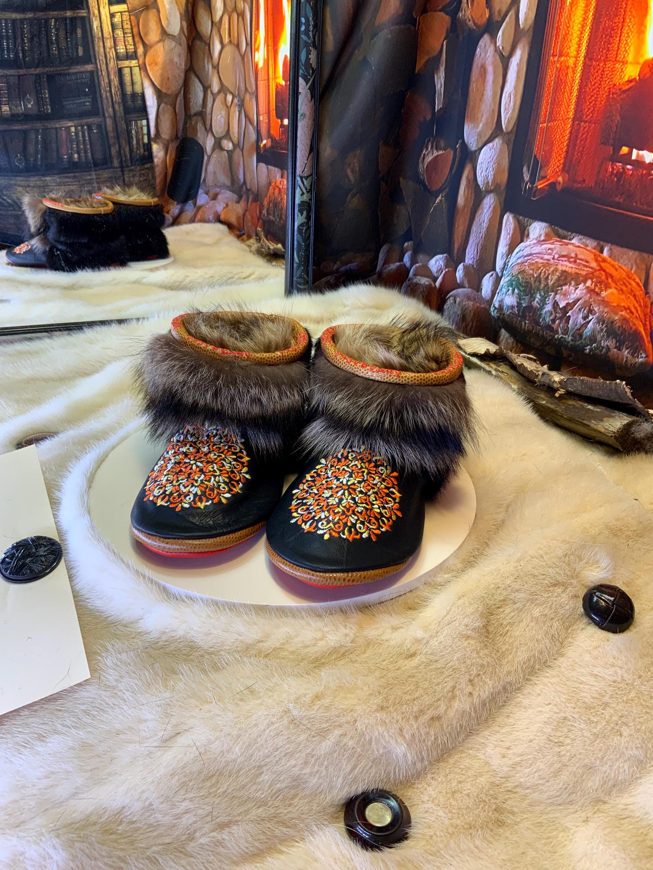 Mocassins d’intérieur Gaétane – 6 femme – cuir noir imprimé brodé mandala orange, jaune et blanc, semelle rouge brodée jaune ArtAbaska ✨🧡💛❤️