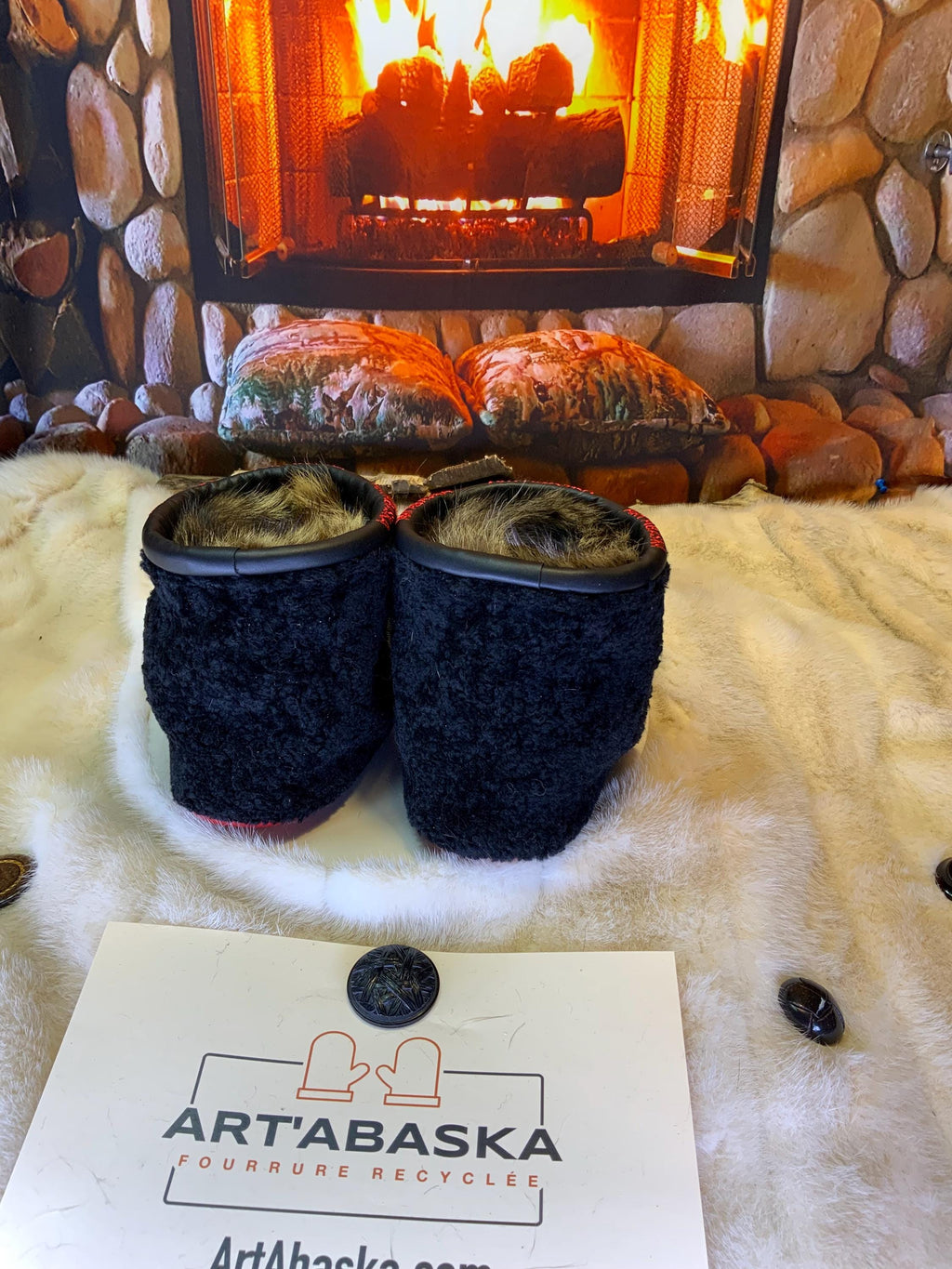 Mocassin d’intérieur Les Gemma – pointure 10 homme – édition Superman – cuir & fourrure recyclée – fait à la main au Québec, pièce unique