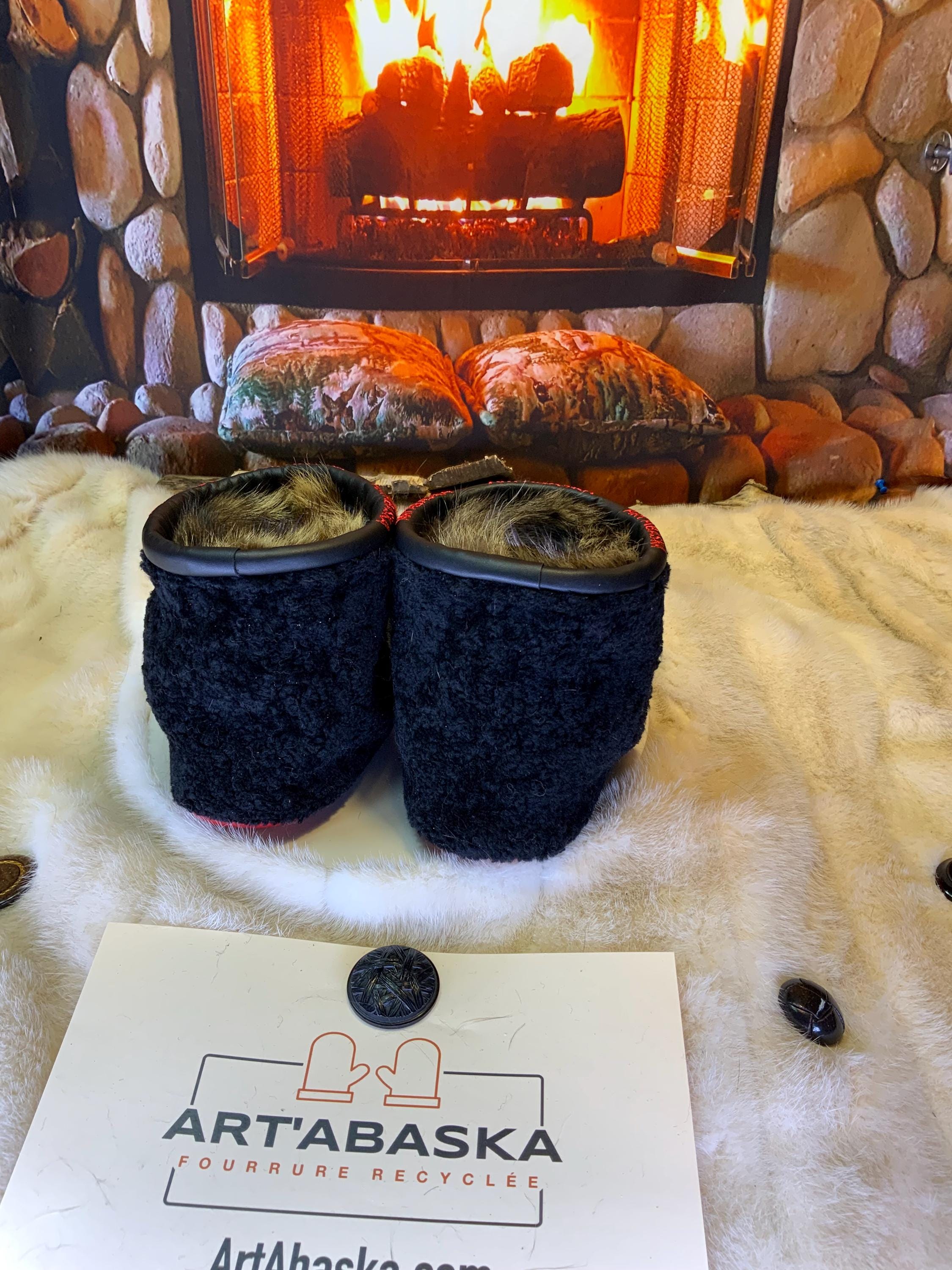 Mocassin d’intérieur Les Gemma – pointure 10 homme – édition Superman – cuir & fourrure recyclée – fait à la main au Québec, pièce unique