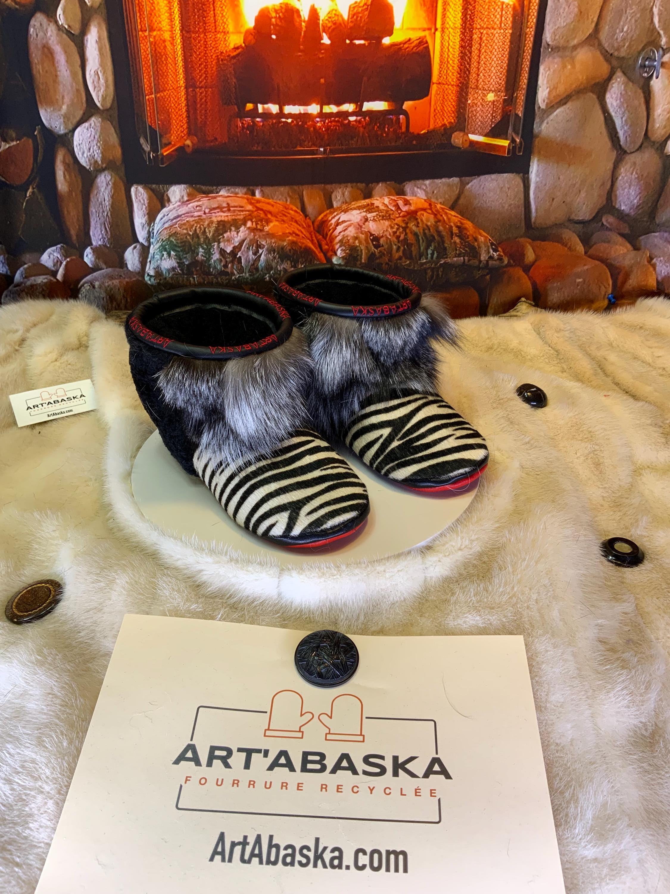 Mocassins d’intérieur Huguette – 6 femme – peau de vache recyclée imprimée zèbre, semelle rouge éclatante ✨🖤🤍❤️