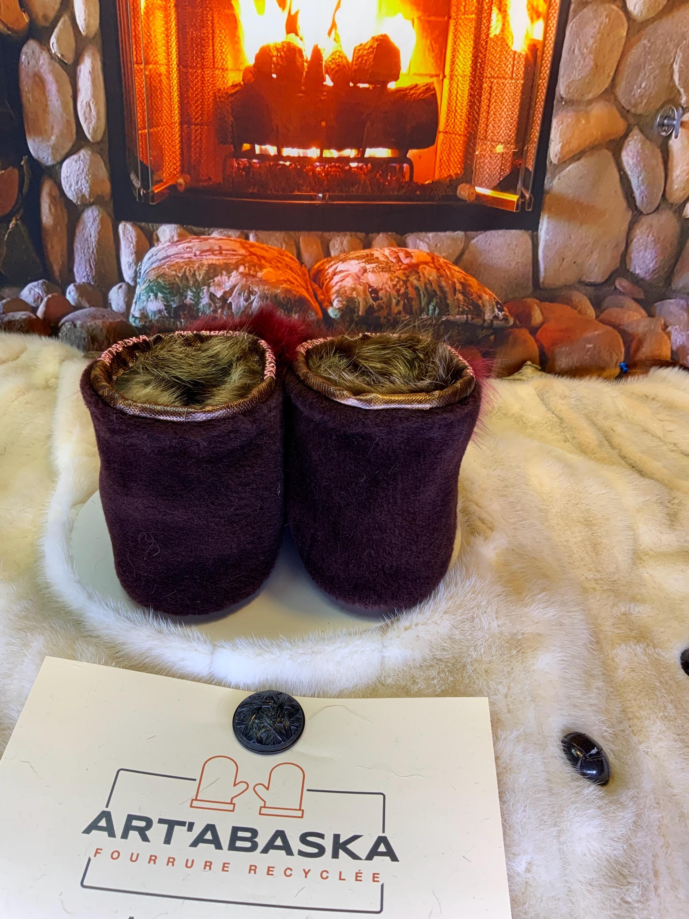 Mocassins d’intérieur Mireille 9 femme, mouton brun café, renard bourgogne recyclé, faits à la main au Québec ✨🤎❤️