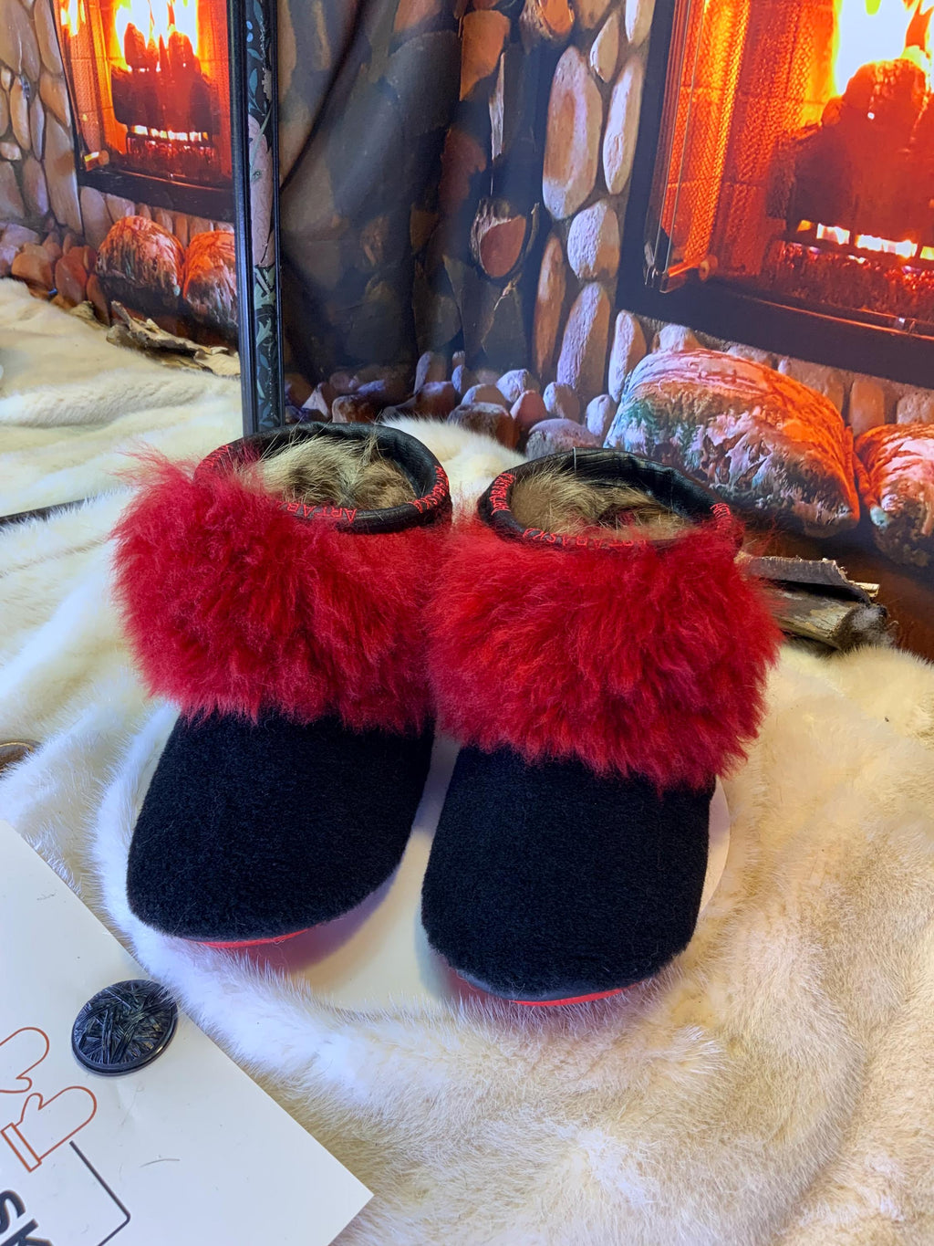 Mocassins d’intérieur Sylvie 9 femme, mouton recyclé noir et rouge vif, semelle rouge, faits à la main au Québec ❤️✨