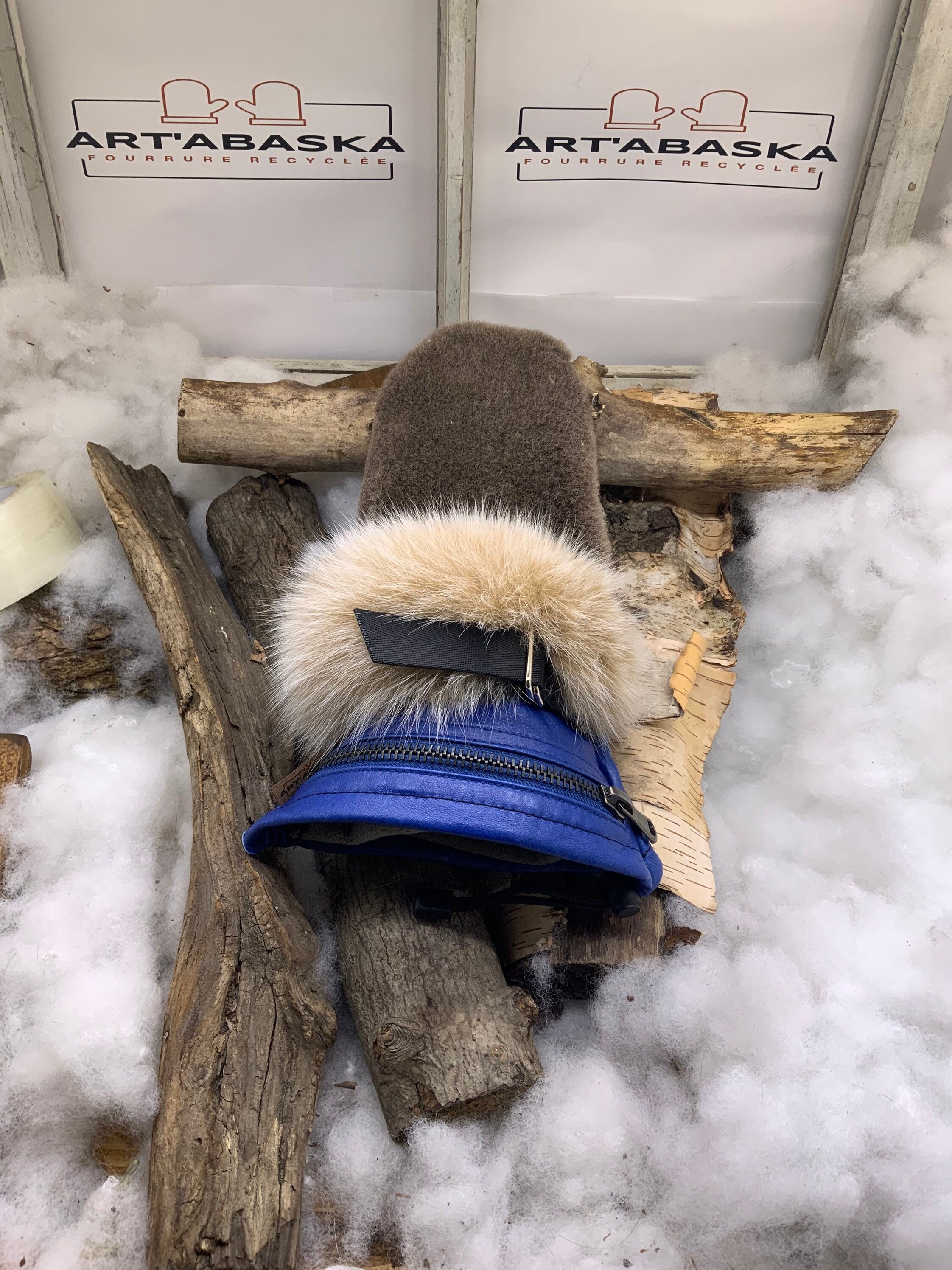 Mitaines Délia Small – Édition unique, fourrures recyclées renard, mouton, agneau et cuir bleu/brun avec 2 poches, fait à la main Québec