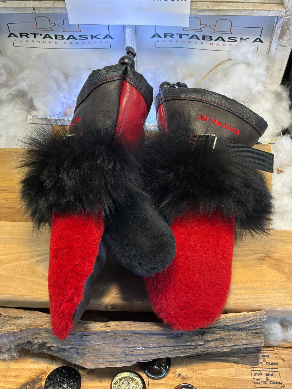 Mitaines Lorette Small mouton rasé rouge vif bande poignet noir cuir brun chocolat et rouge pompier couture rouge pièce unique Québec