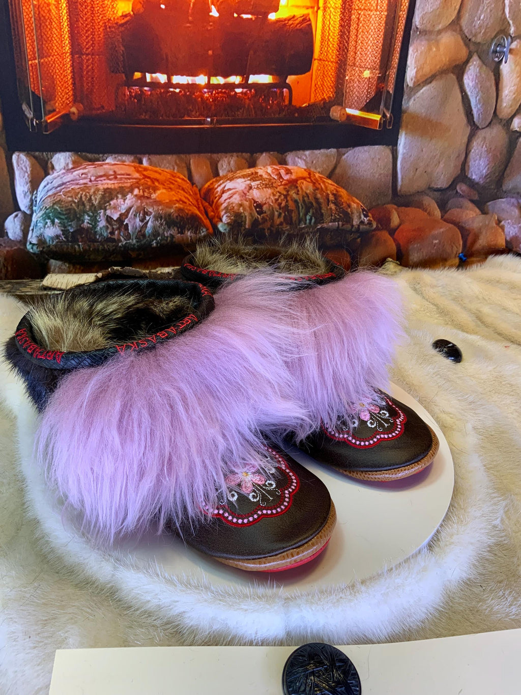 Mocassins d’intérieur Giselle – 6 femme – cuir brun chocolat brodé mandala rouge, rose et blanc, semelle rouge vif ArtAbaska, pièce unique ✨🤎🌸❤️