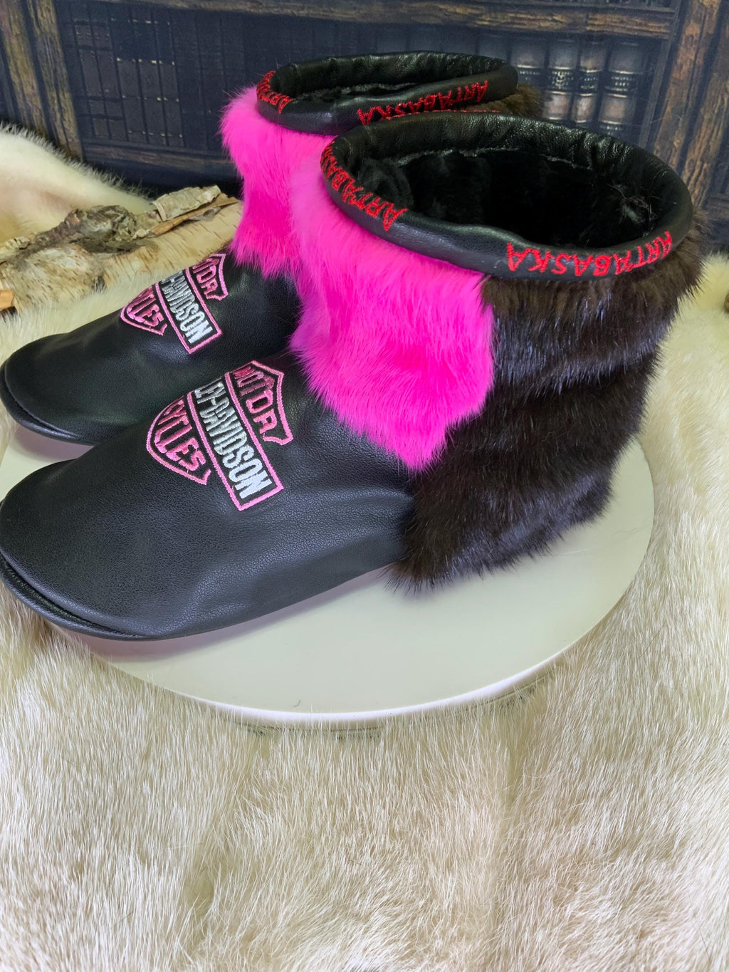 Mocassins d’intérieur Fernande pointure 8 femme cuir brodé vison lapin recyclés fait à la main Québec mocassin de luxe