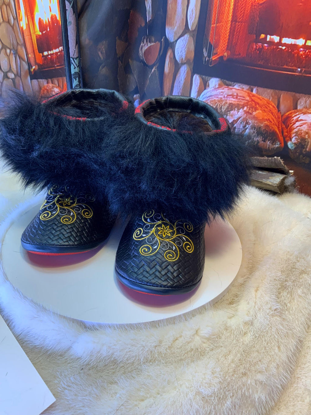 Mocassins d’intérieur Marjolaine – 6 femme – cuir italien chevron brodé mandala jaune or et blanc, arrière cuir or imprimé crocodile, semelle rouge ✨💛❤️