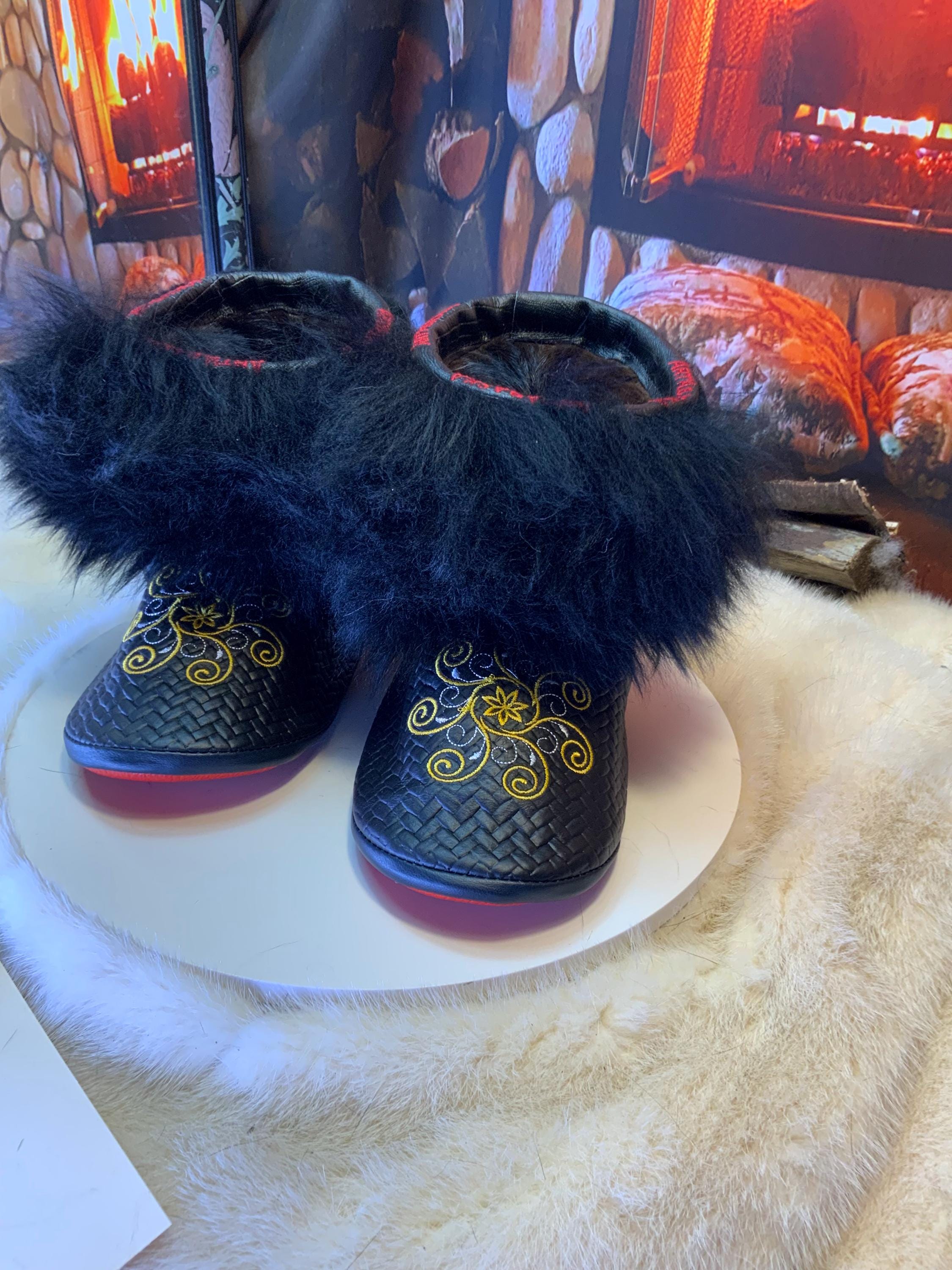 Mocassins d’intérieur Marjolaine – 6 femme – cuir italien chevron brodé mandala jaune or et blanc, arrière cuir or imprimé crocodile, semelle rouge ✨💛❤️