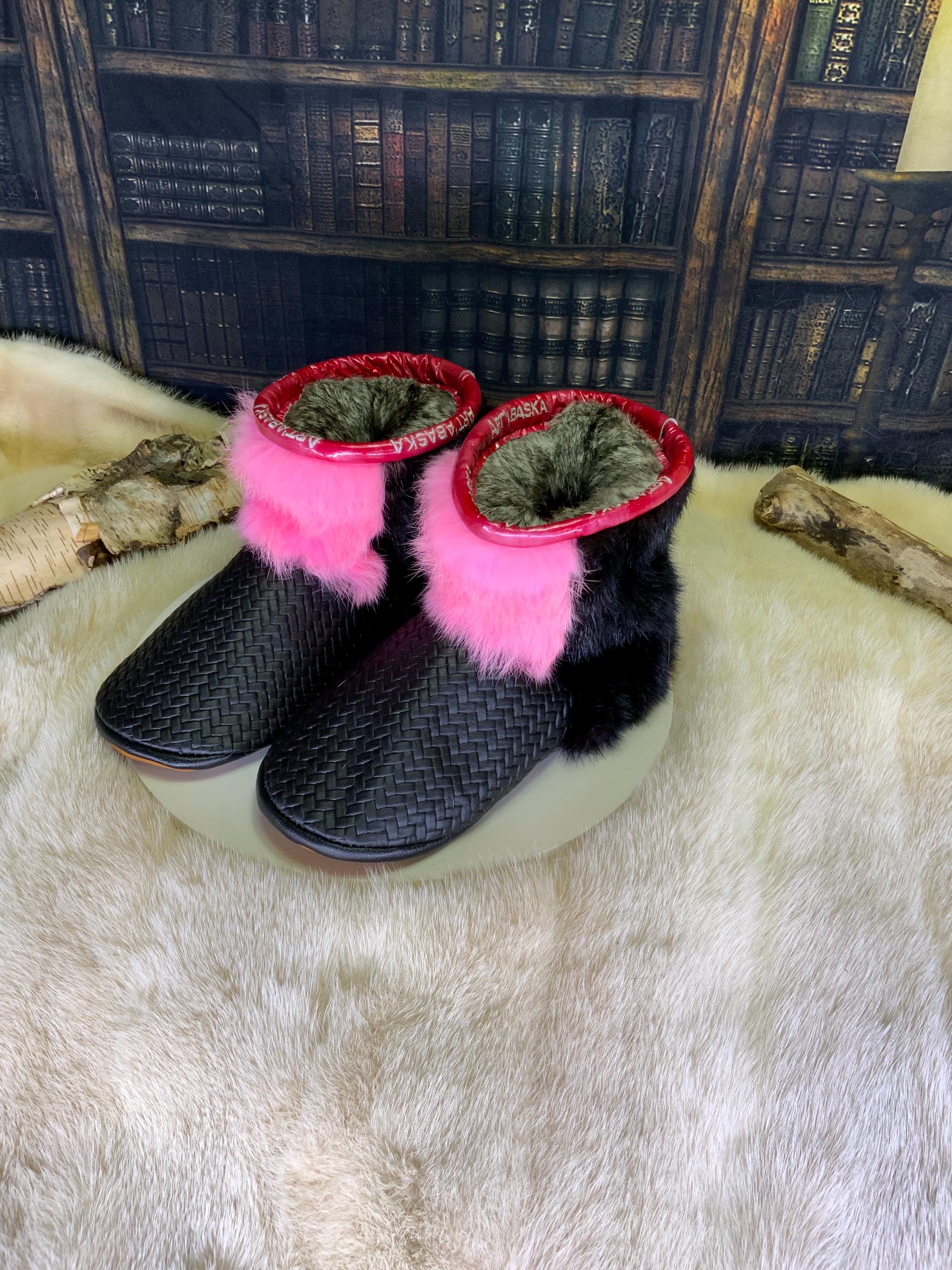 Mocassins d’intérieur Les Monique – femme 9 – cuir noir tressé & fourrures recyclées – fait à la main au Québec, pièce unique