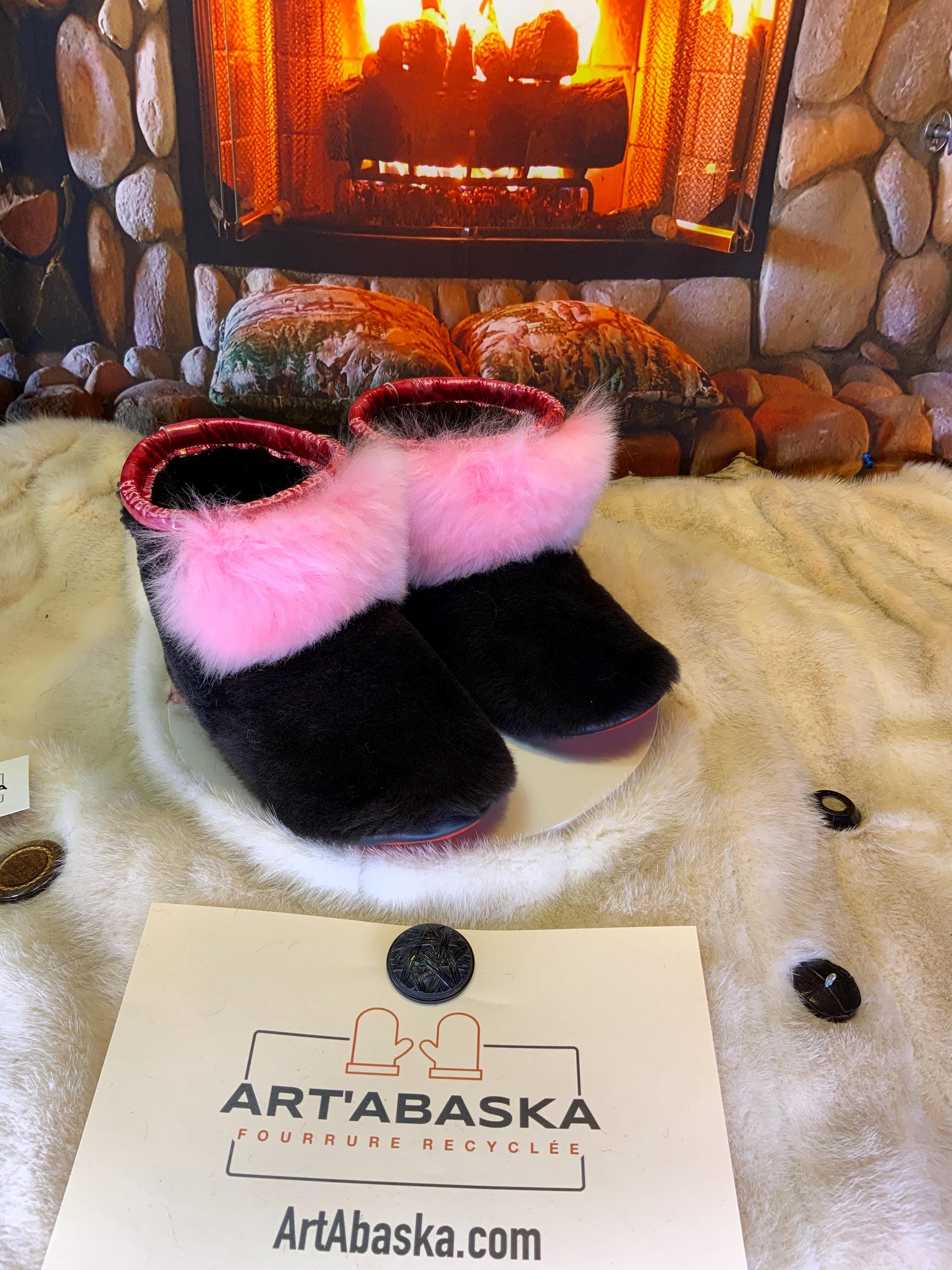 Mocassins d’intérieur Françoise – 8 femme – édition toute fourrure en mouton recyclé rose, brun café & charcoal, semelle rouge, faits à la main au Québec ✨💗❤️