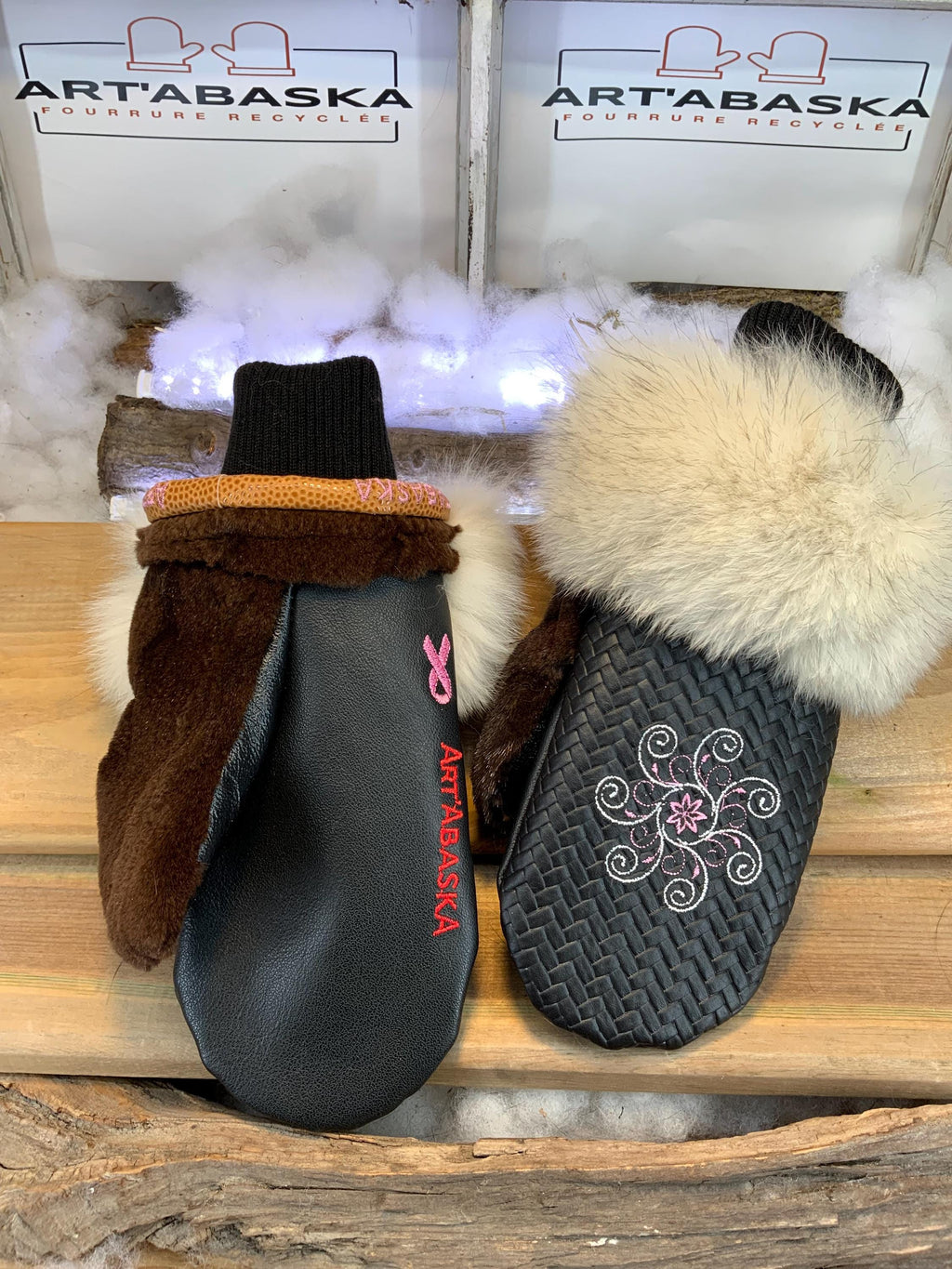 Mitaines de ville Denise, Medium, en cuir italien brodé et fourrure recyclée, pièce unique faite à la main au Québec