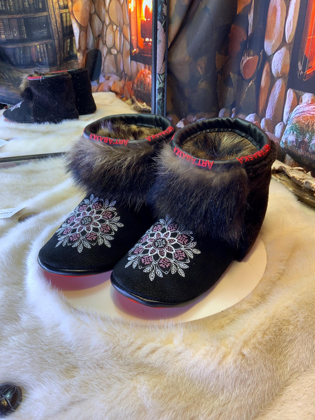 Mocassins d’intérieur Odette 9 femme, cuir suède brodé mandala blanc et rose, fourrure recyclée, faits à la main au Québec ✨🌸❤️